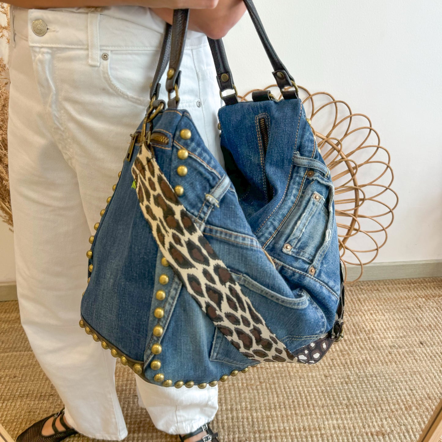 Saca tachuelas denim iniciales bordadas