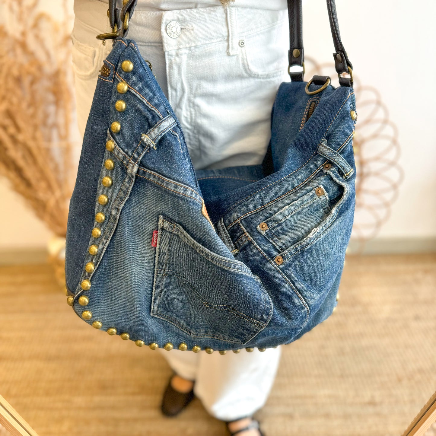 Saca tachuelas denim iniciales bordadas