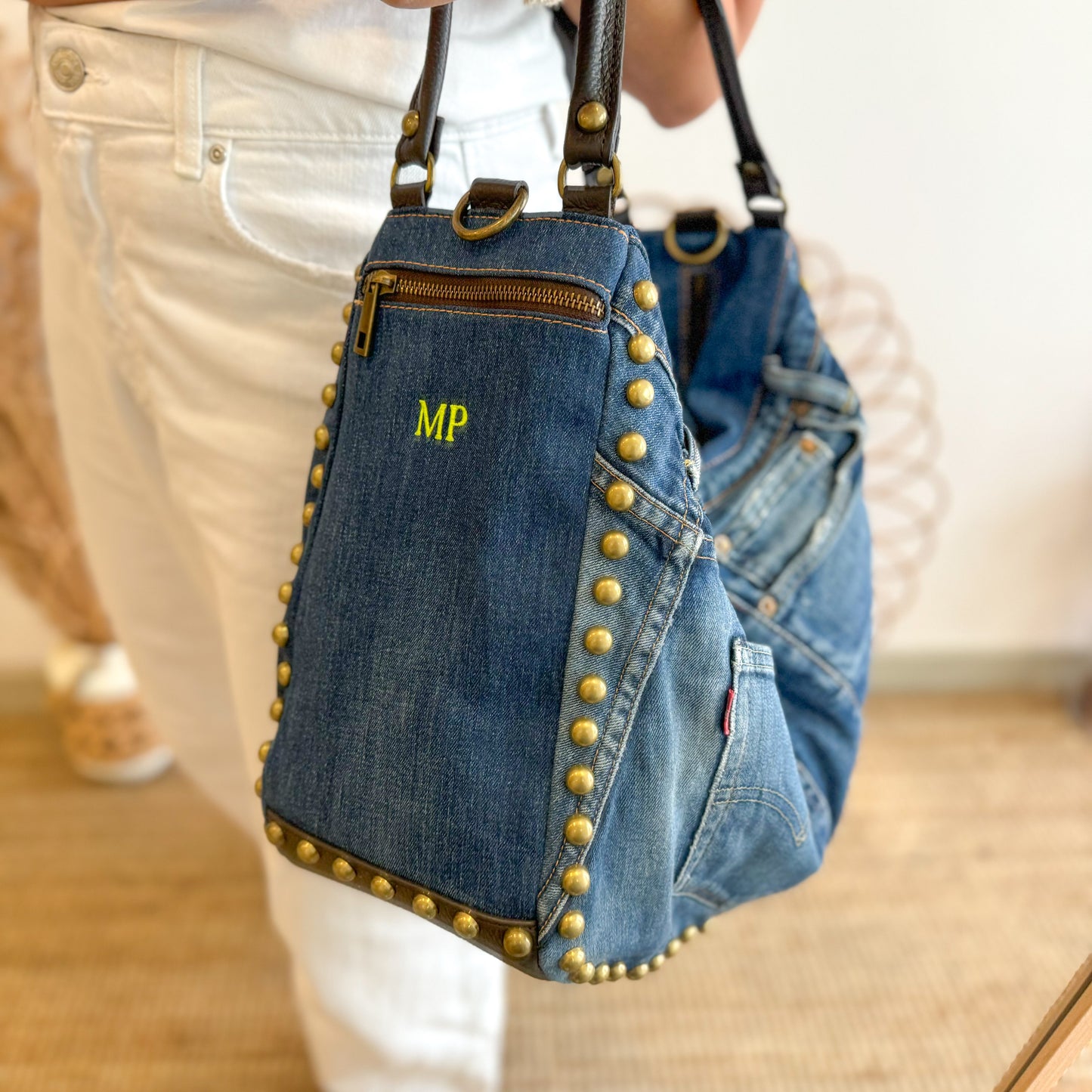 Saca tachuelas denim iniciales bordadas