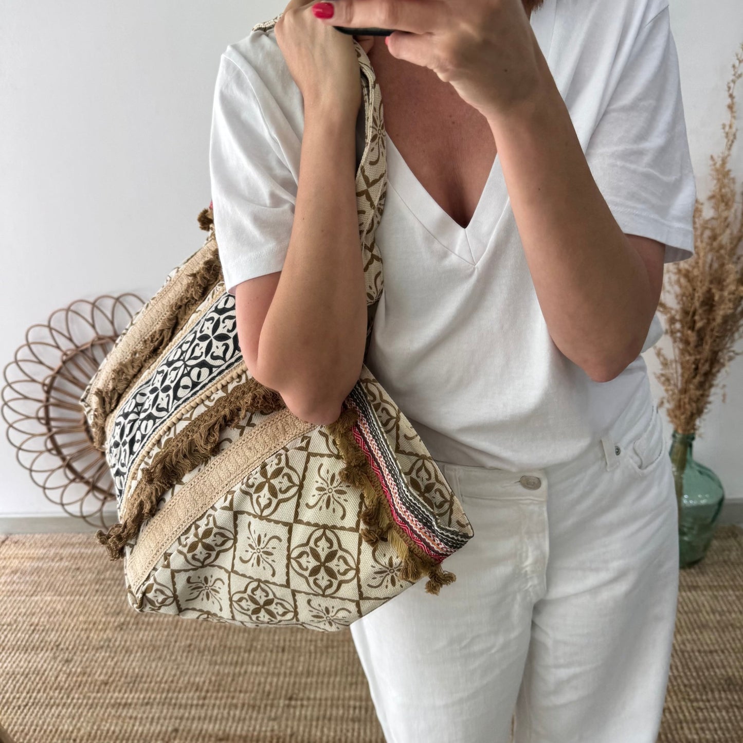 Bolso étnico con inicial bordada