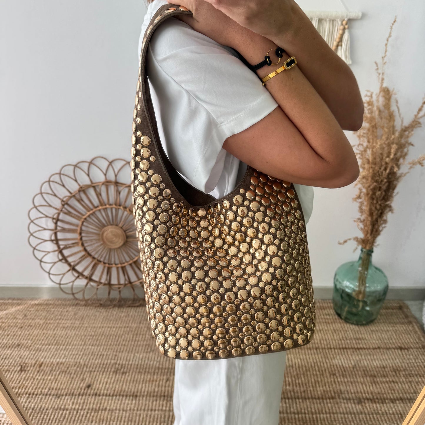 Bolso hobo taupe con tachuelas doradas