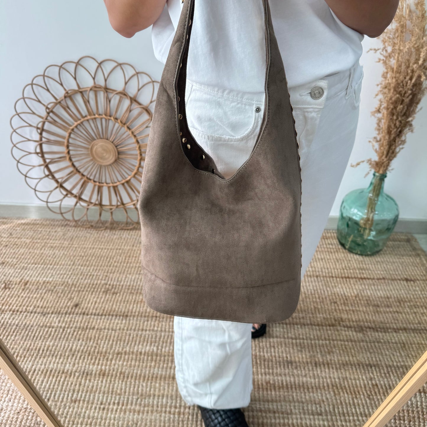 Bolso hobo taupe con tachuelas doradas