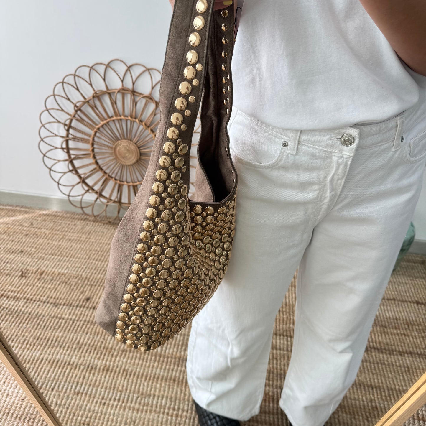 Bolso hobo taupe con tachuelas doradas