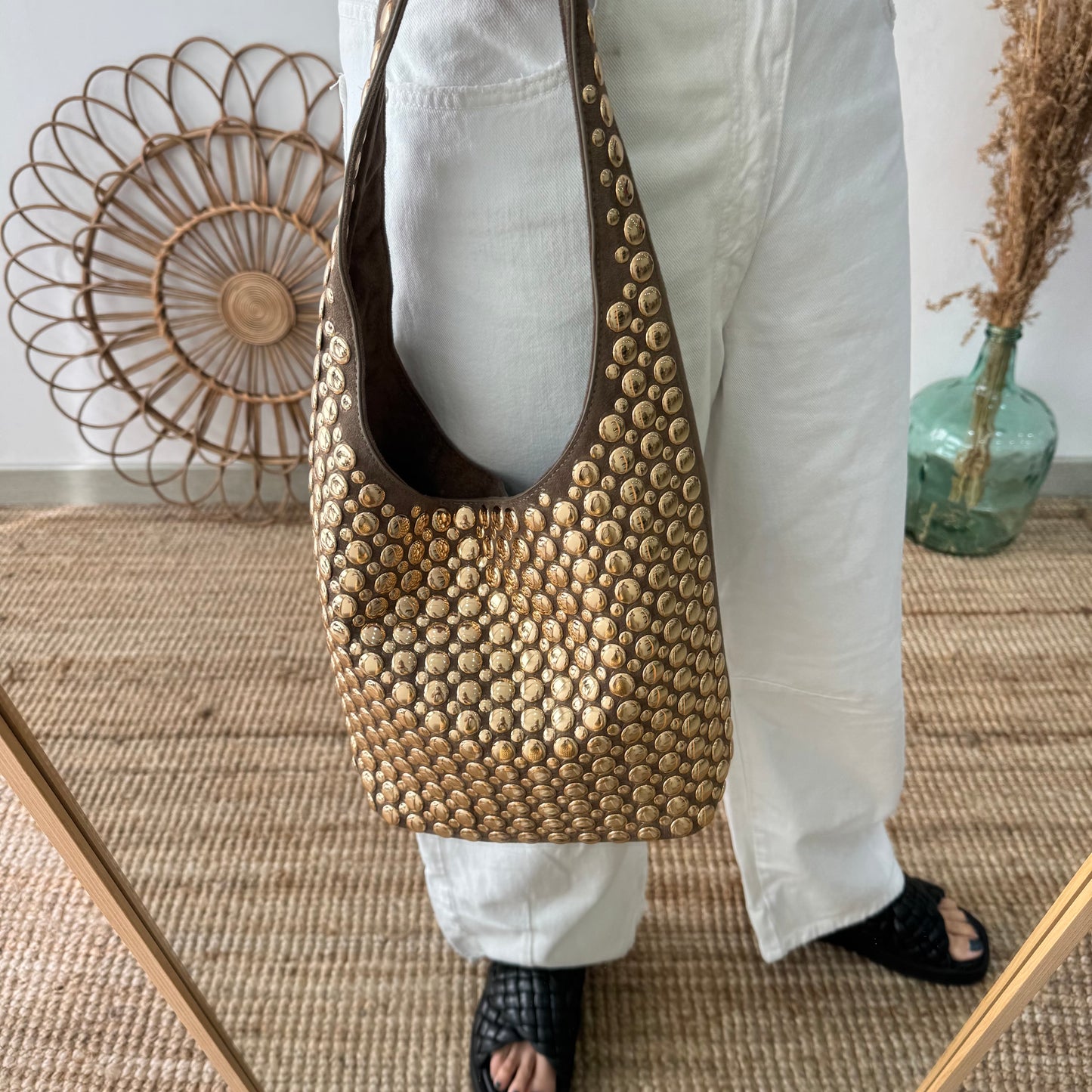 Bolso hobo taupe con tachuelas doradas