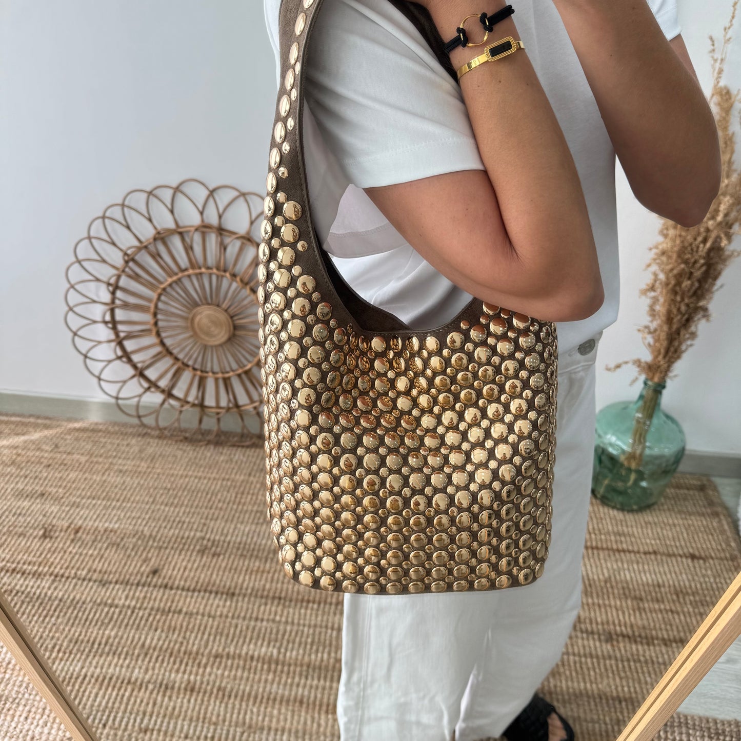 Bolso hobo taupe con tachuelas doradas
