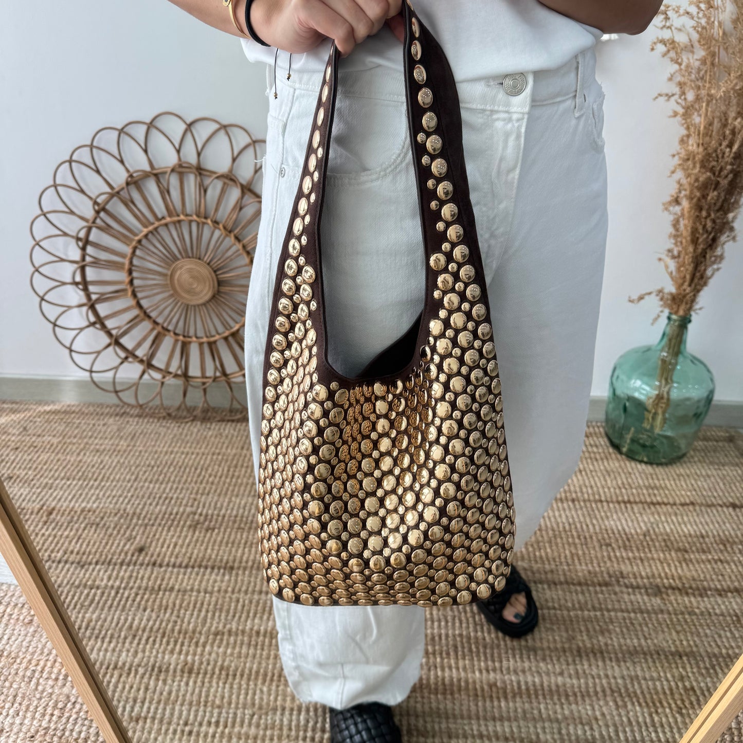Bolso hobo marrón con tachuelas doradas