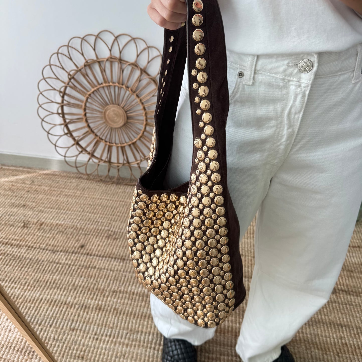 Bolso hobo marrón con tachuelas doradas