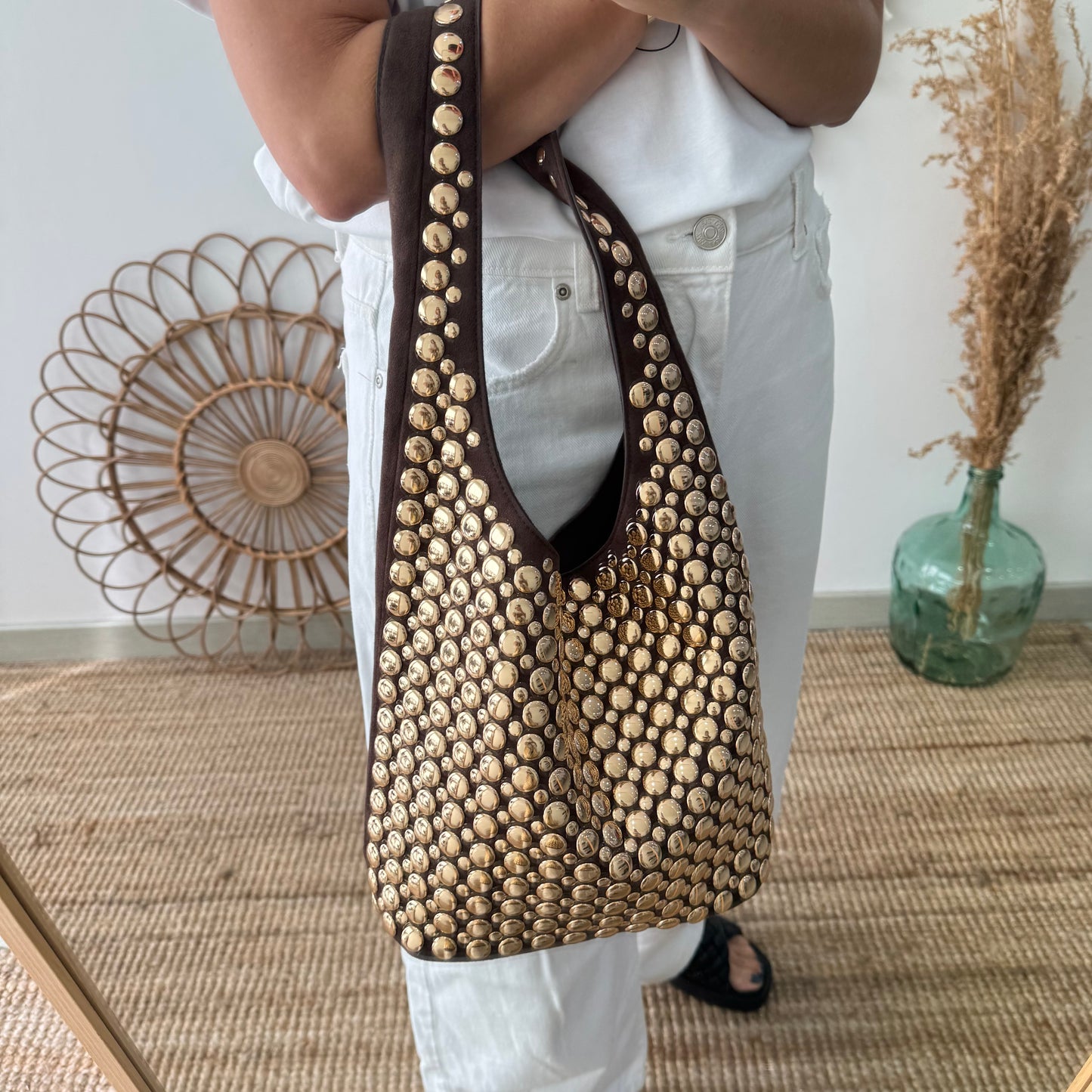 Bolso hobo marrón con tachuelas doradas