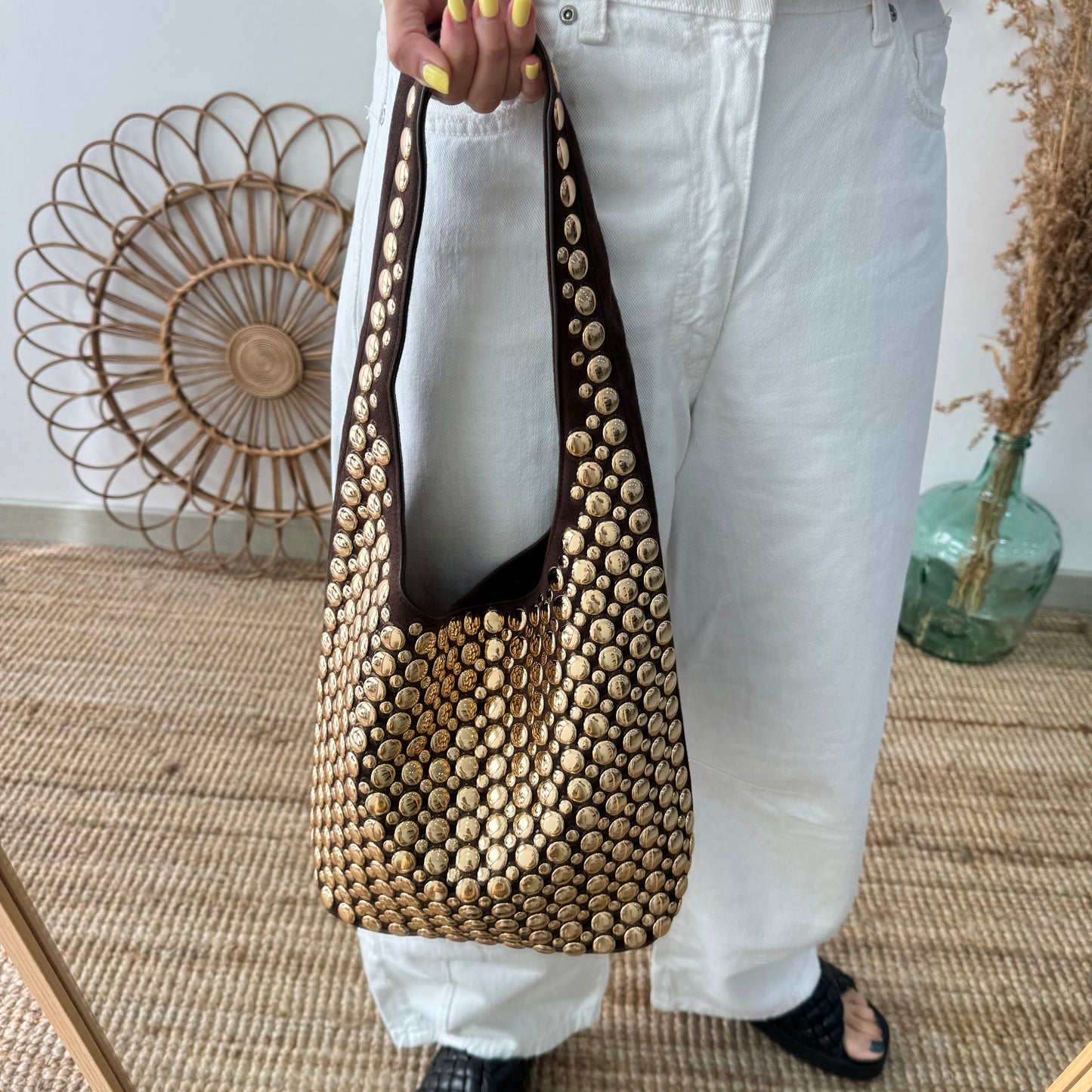 Bolso hobo marrón con tachuelas doradas