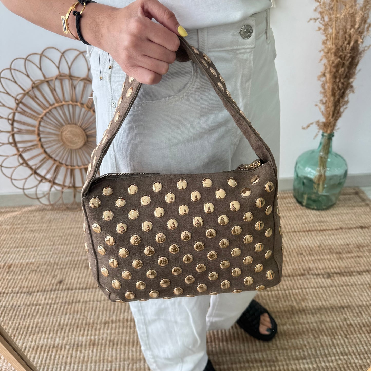Bolso taupe con Tachuelas doradas