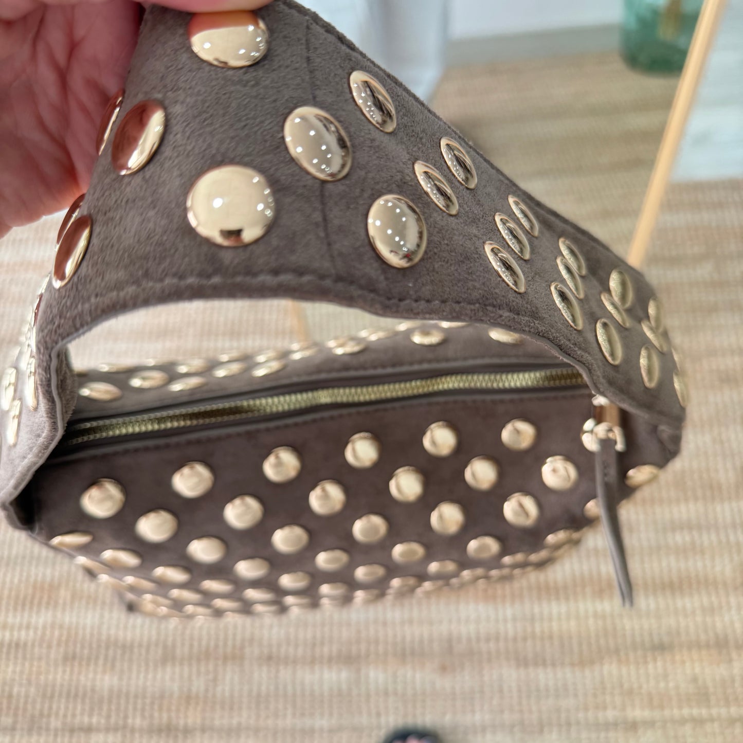 Bolso taupe con Tachuelas doradas