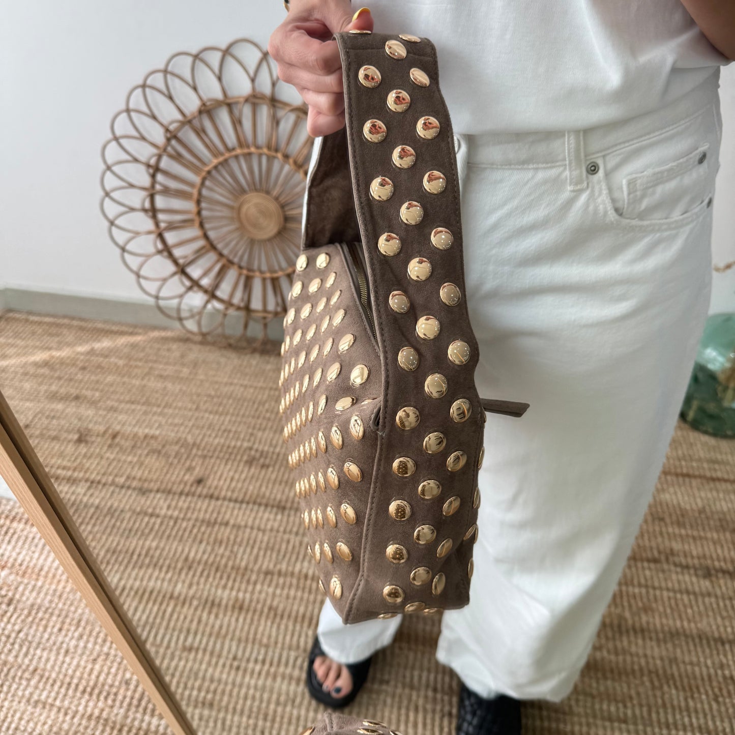 Bolso taupe con Tachuelas doradas