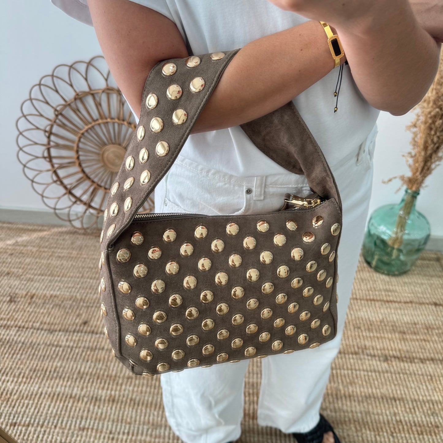 Bolso taupe con Tachuelas doradas