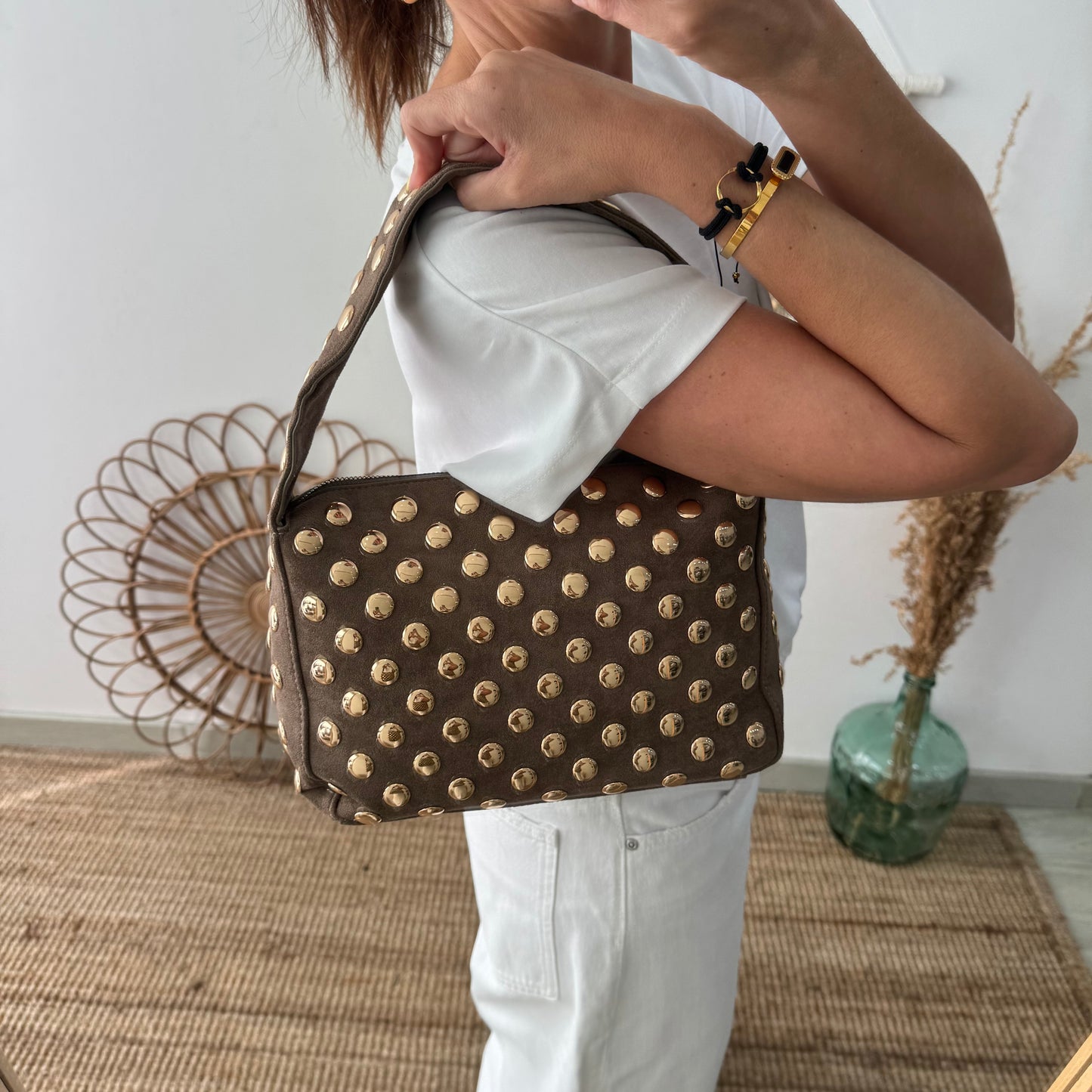 Bolso taupe con Tachuelas doradas