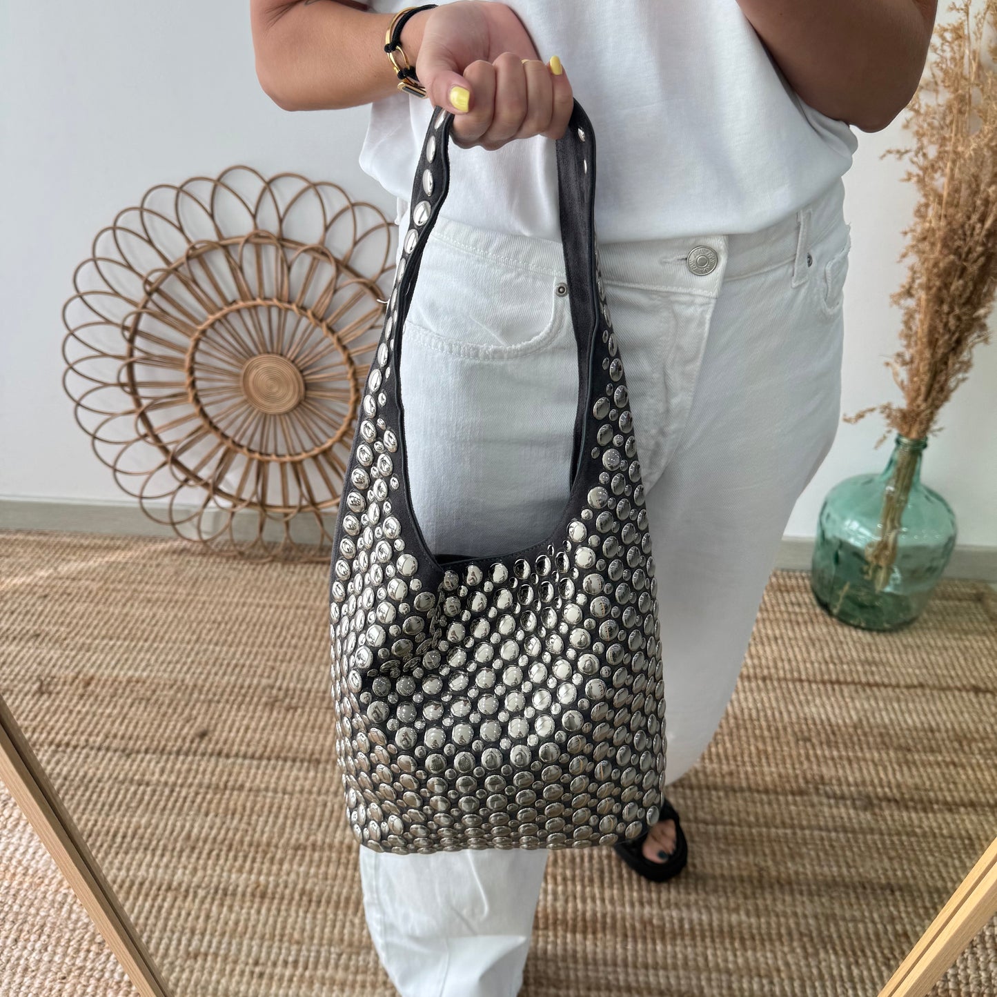Bolso hobo gris con tachuelas plateadas