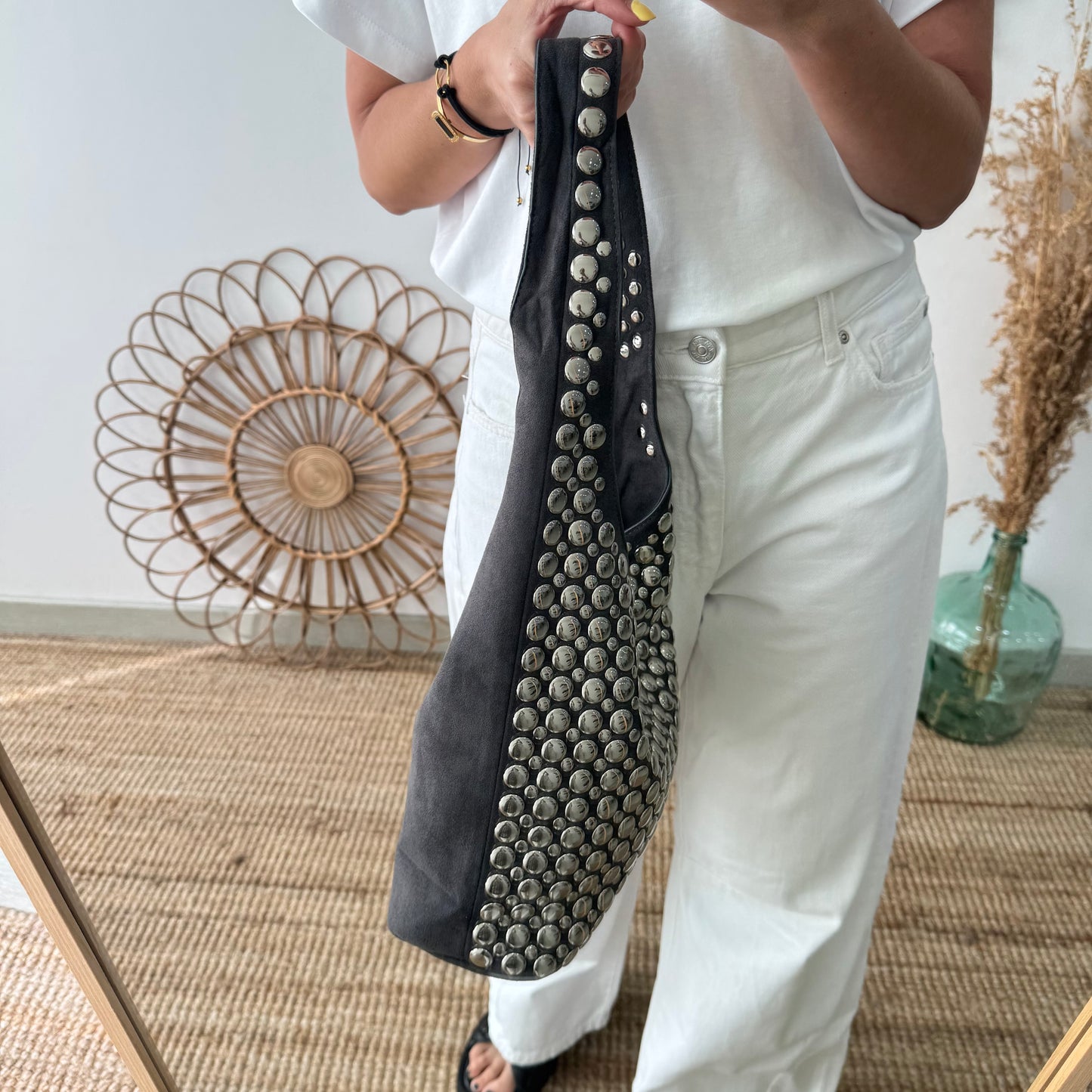 Bolso hobo gris con tachuelas plateadas
