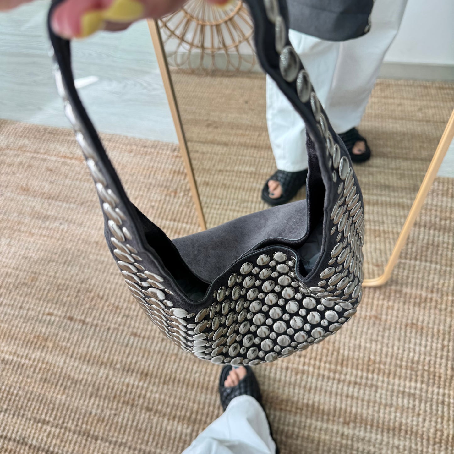 Bolso hobo gris con tachuelas plateadas