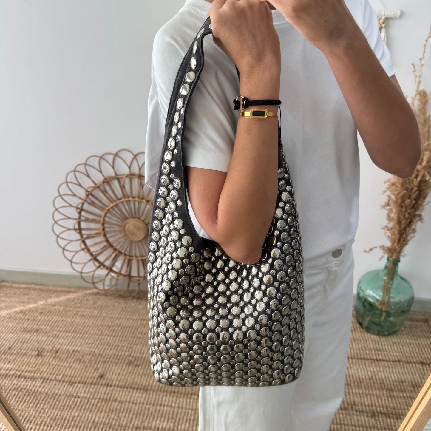 Bolso hobo gris con tachuelas plateadas