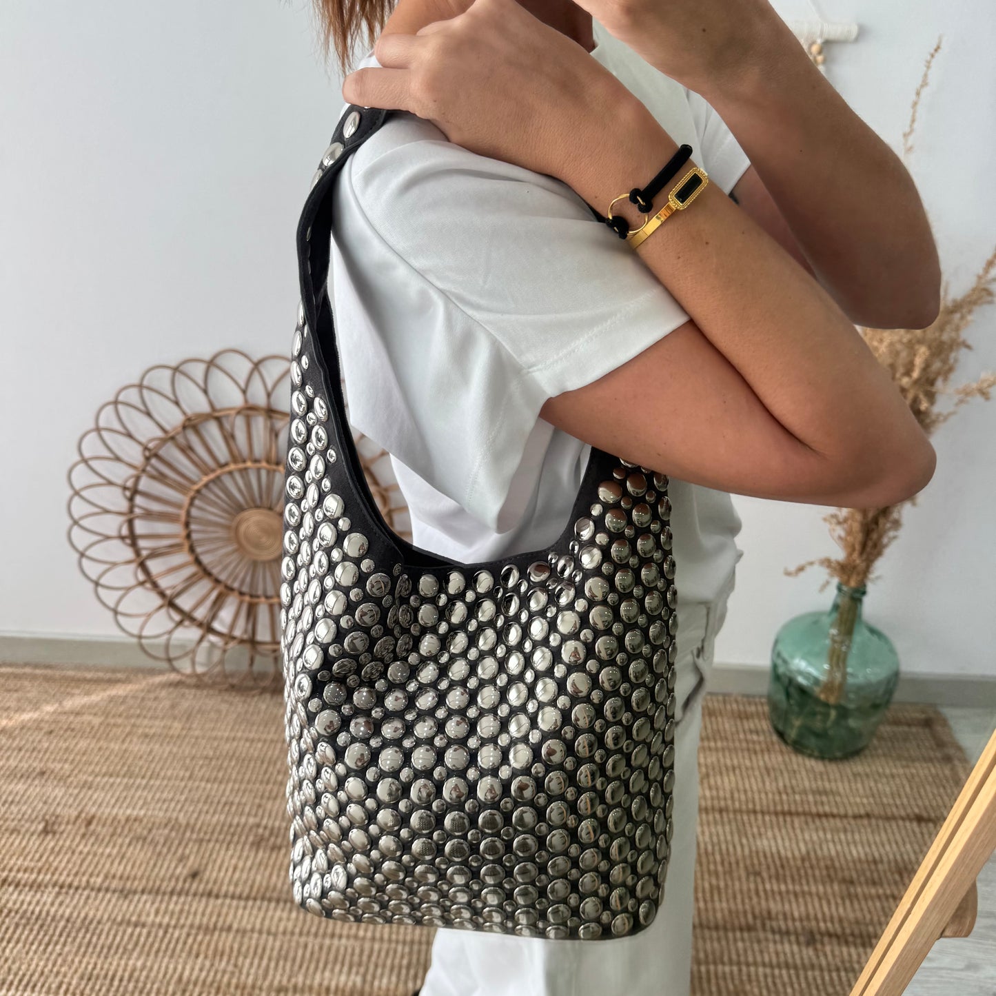 Bolso hobo gris con tachuelas plateadas