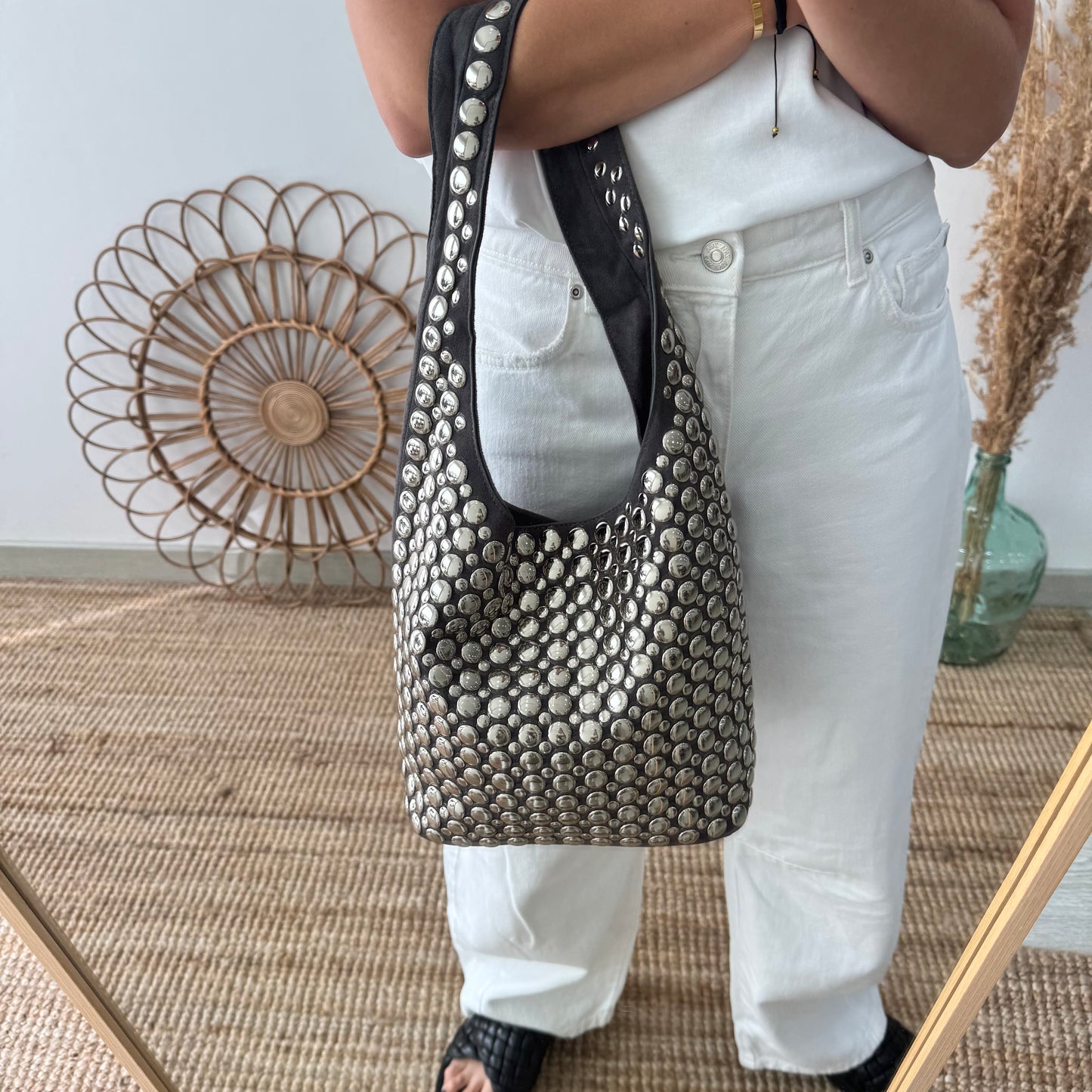 Bolso hobo gris con tachuelas plateadas