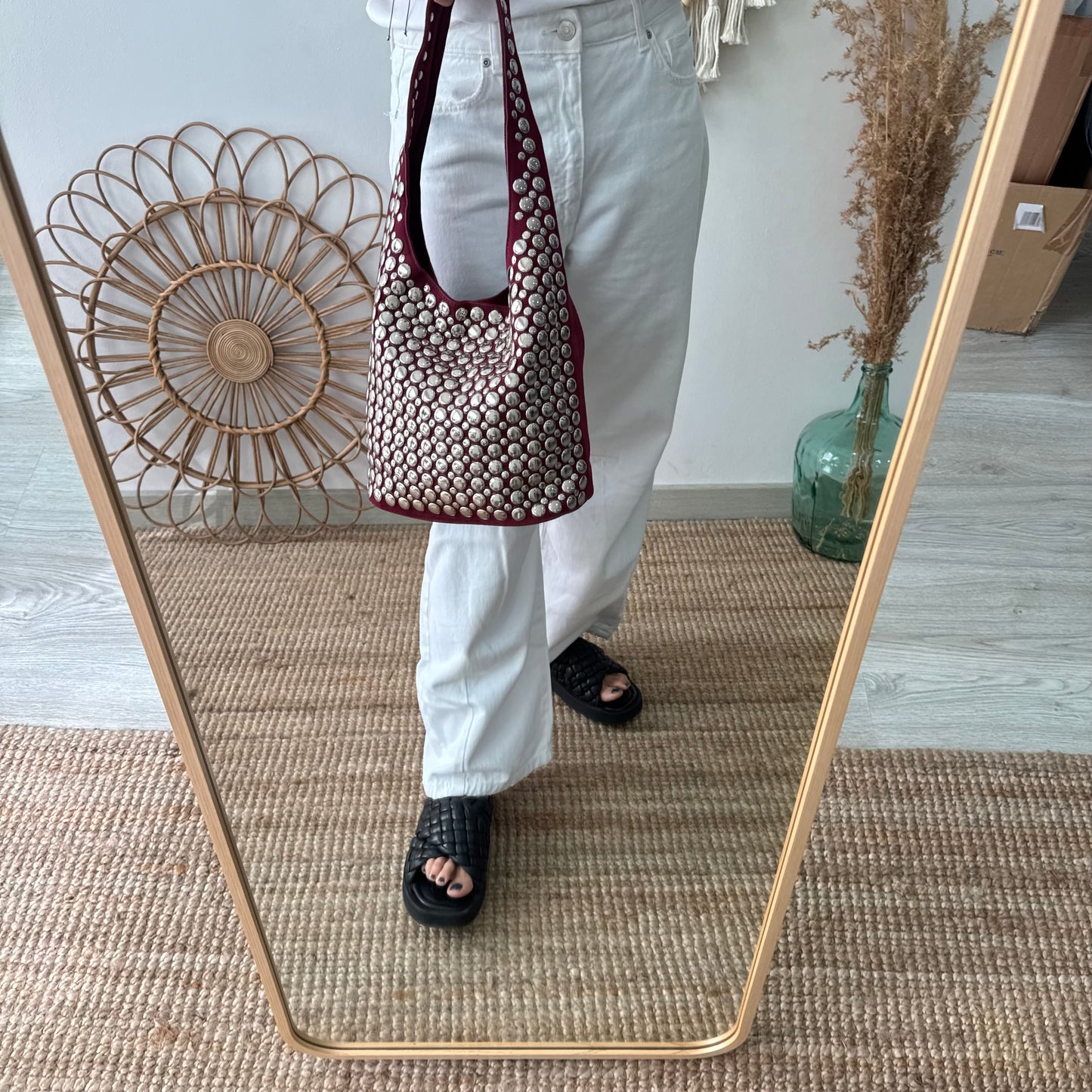 Bolso hobo granate con tachuelas plateadas