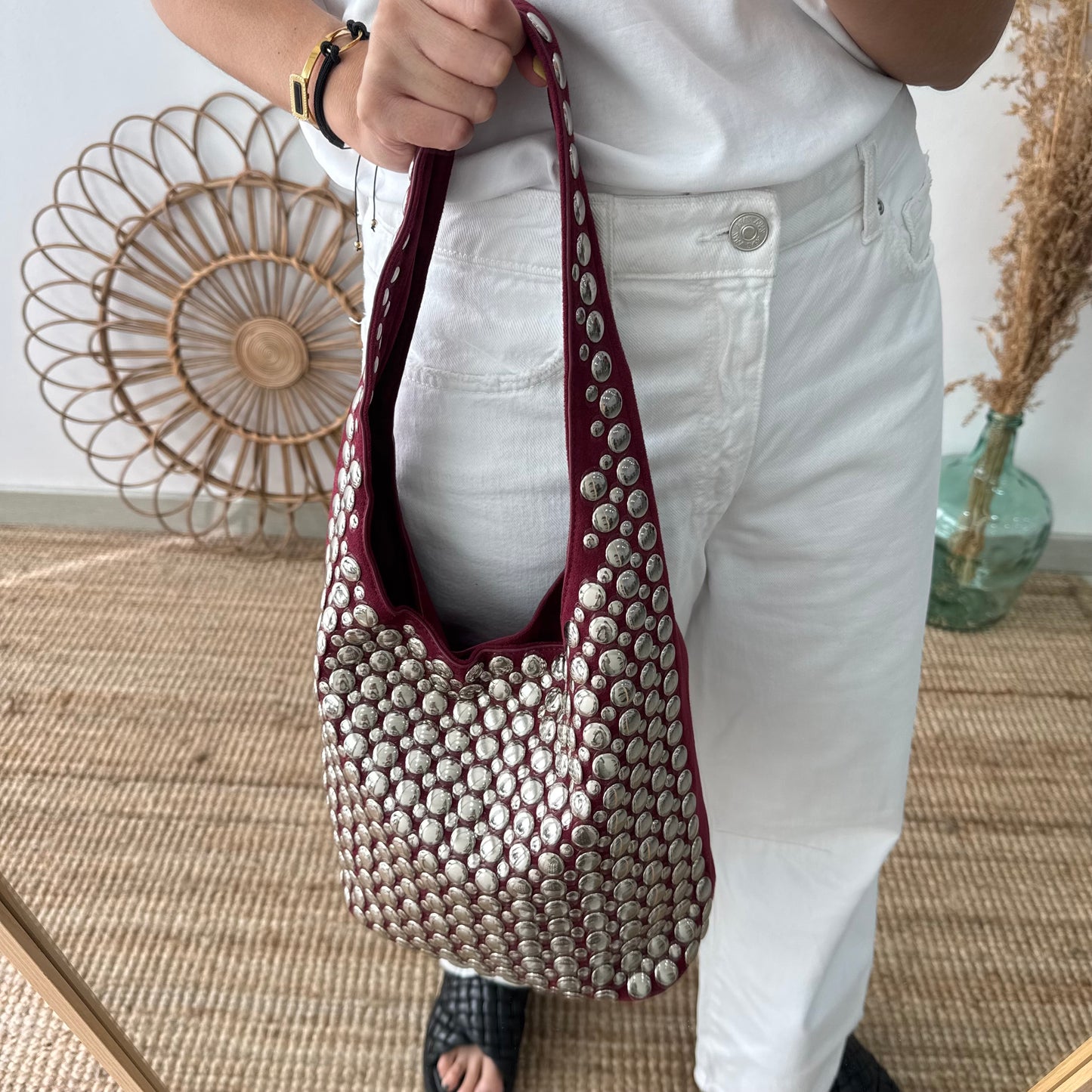 Bolso hobo granate con tachuelas plateadas