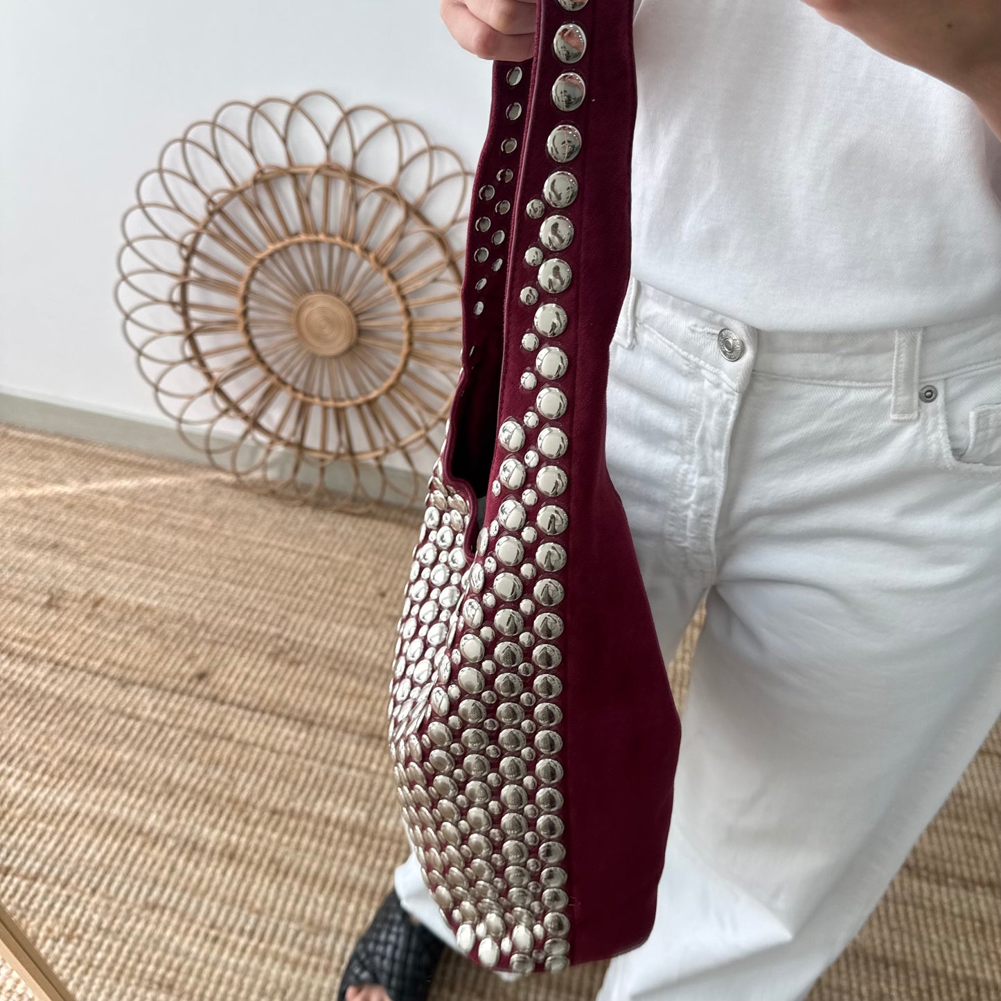Bolso hobo granate con tachuelas plateadas