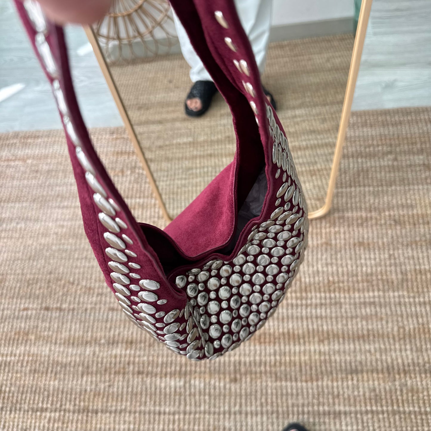Bolso hobo granate con tachuelas plateadas