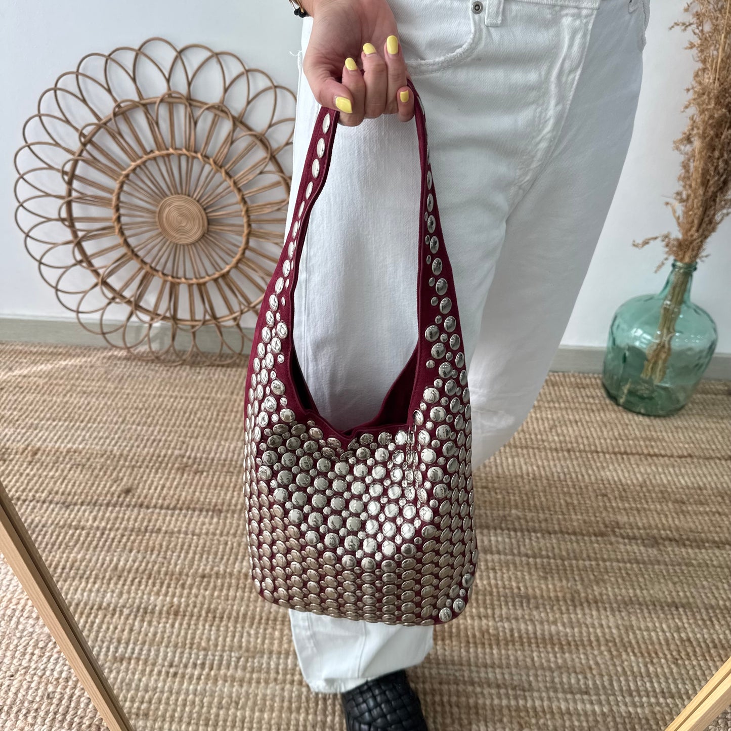 Bolso hobo granate con tachuelas plateadas