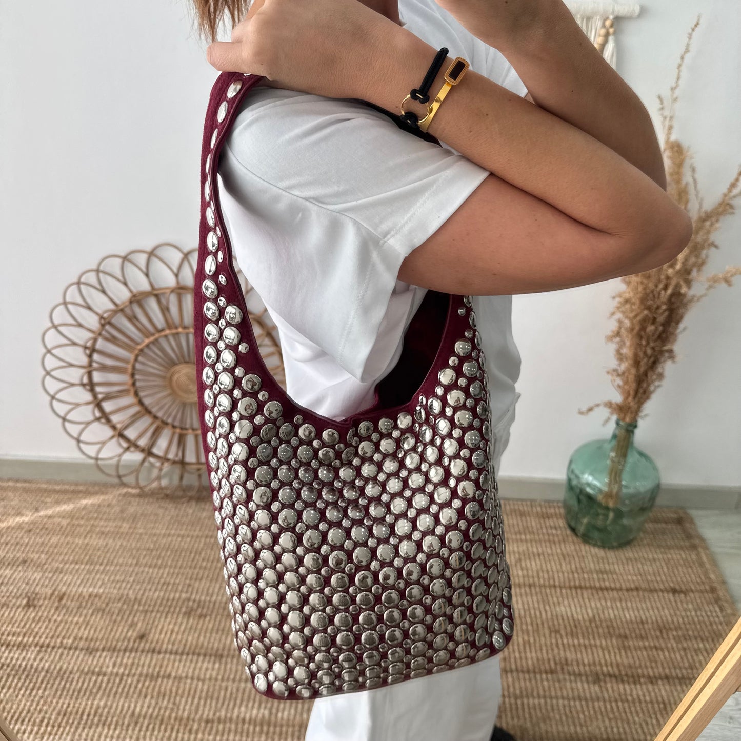Bolso hobo granate con tachuelas plateadas