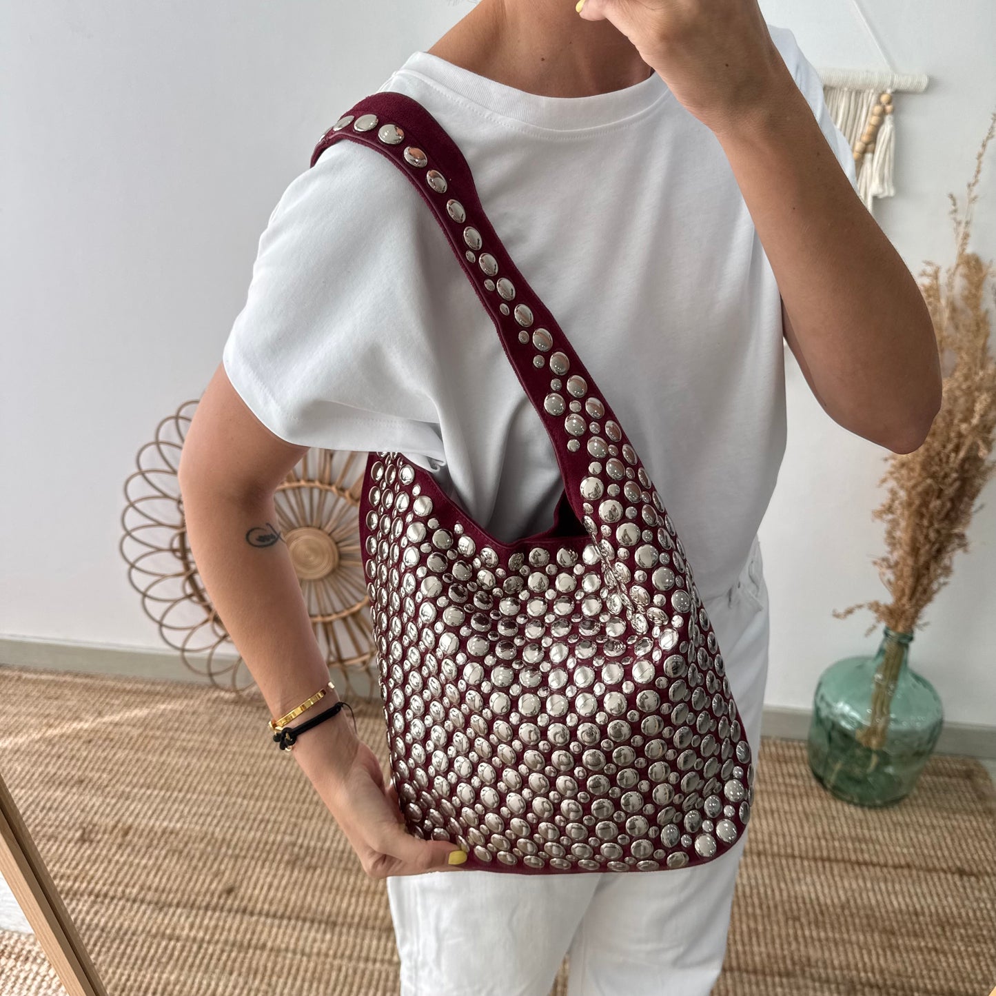 Bolso hobo granate con tachuelas plateadas