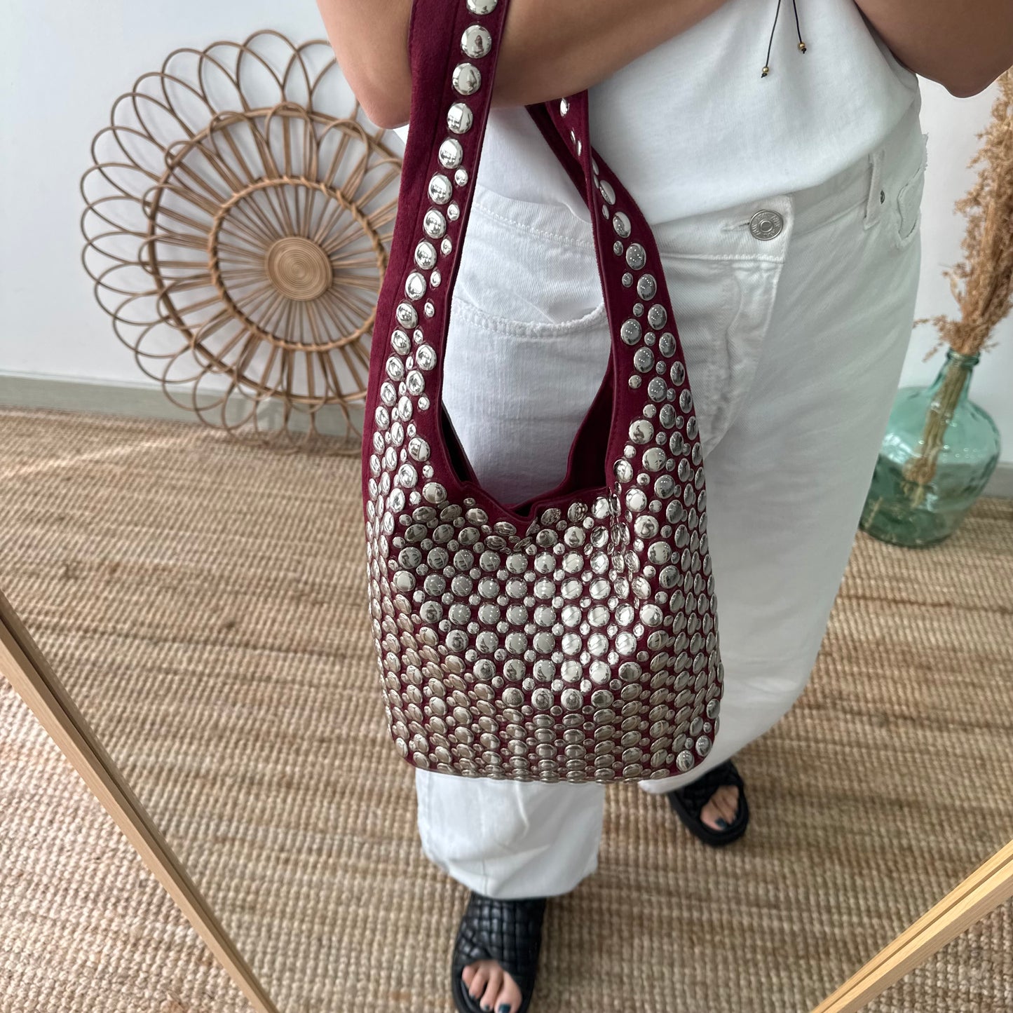 Bolso hobo granate con tachuelas plateadas