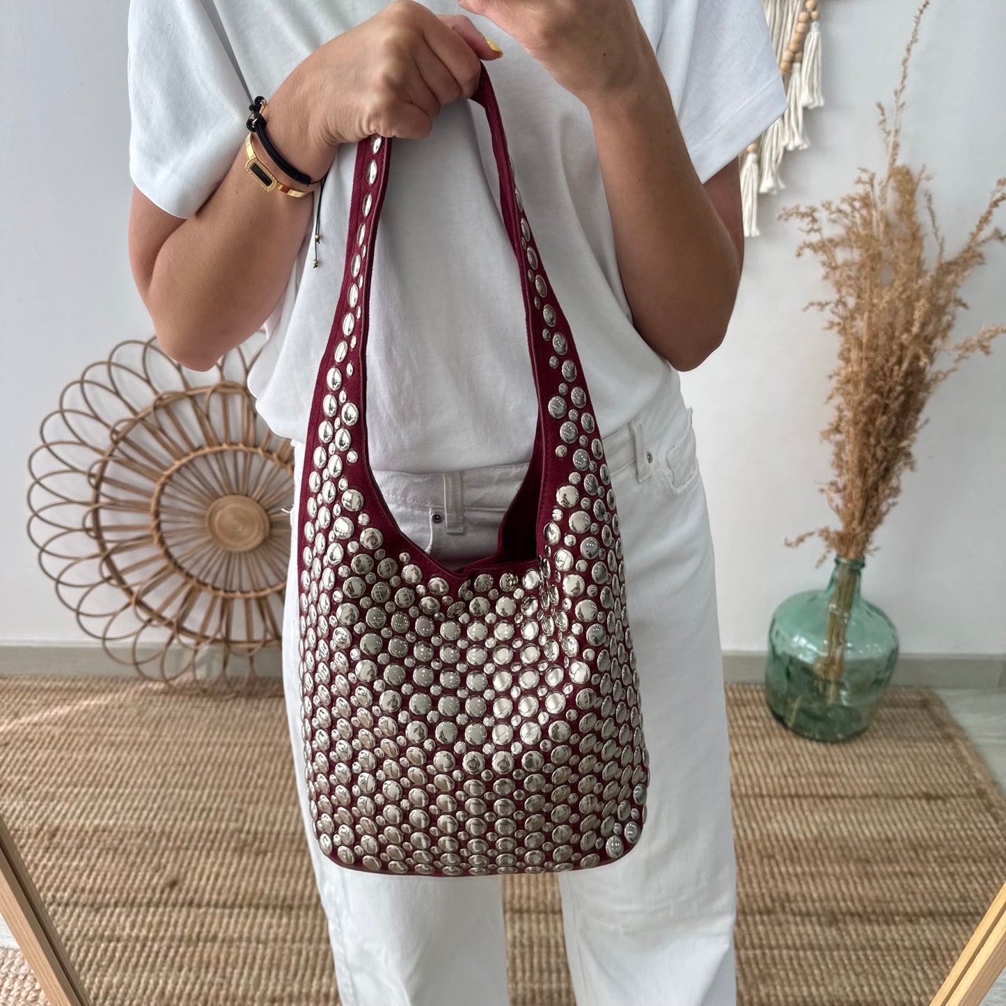 Bolso hobo granate con tachuelas plateadas