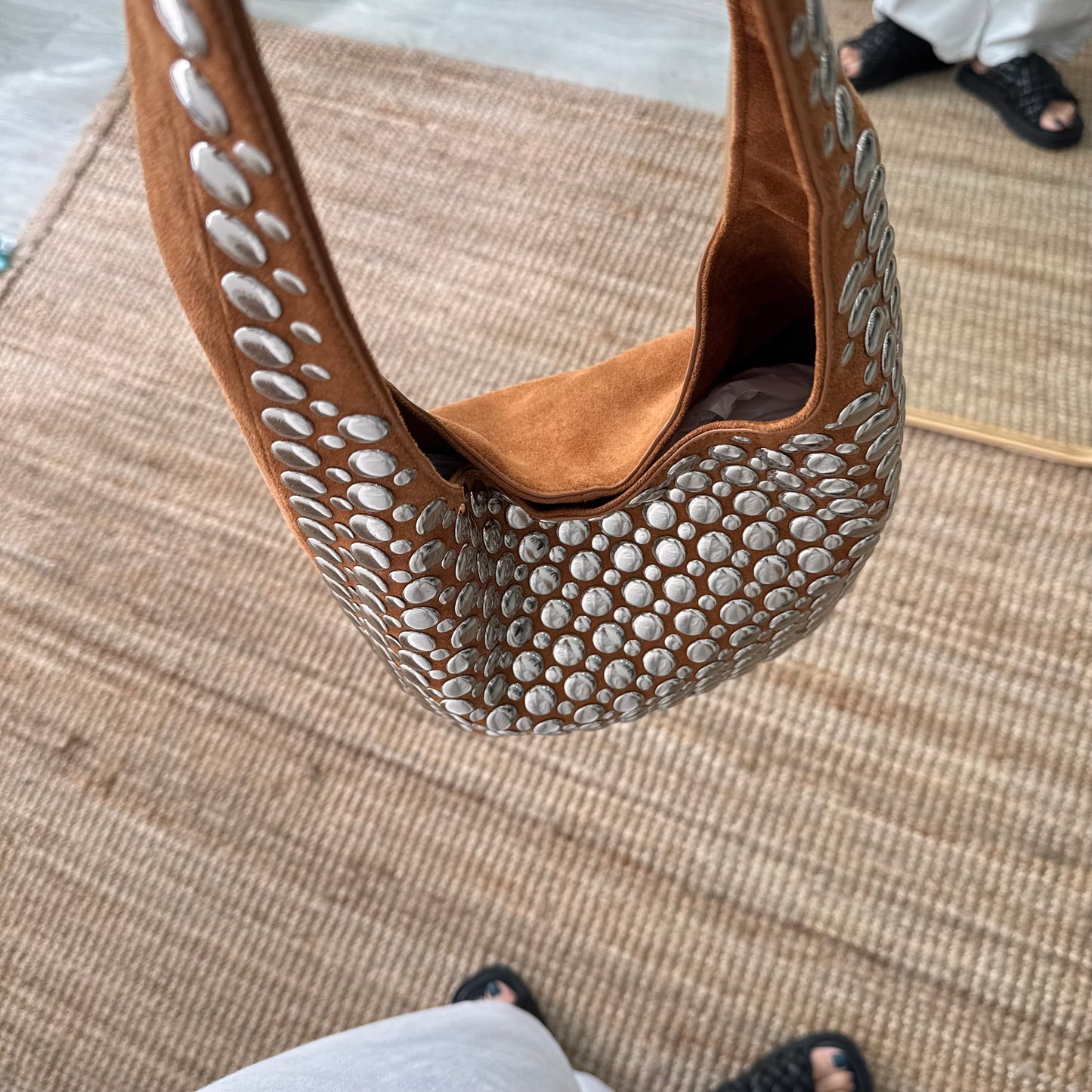 Bolso hobo camel con tachuelas plateadas