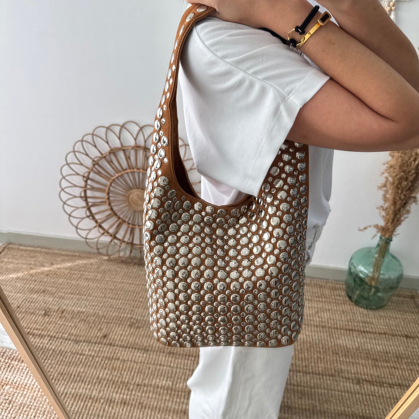 Bolso hobo camel con tachuelas plateadas