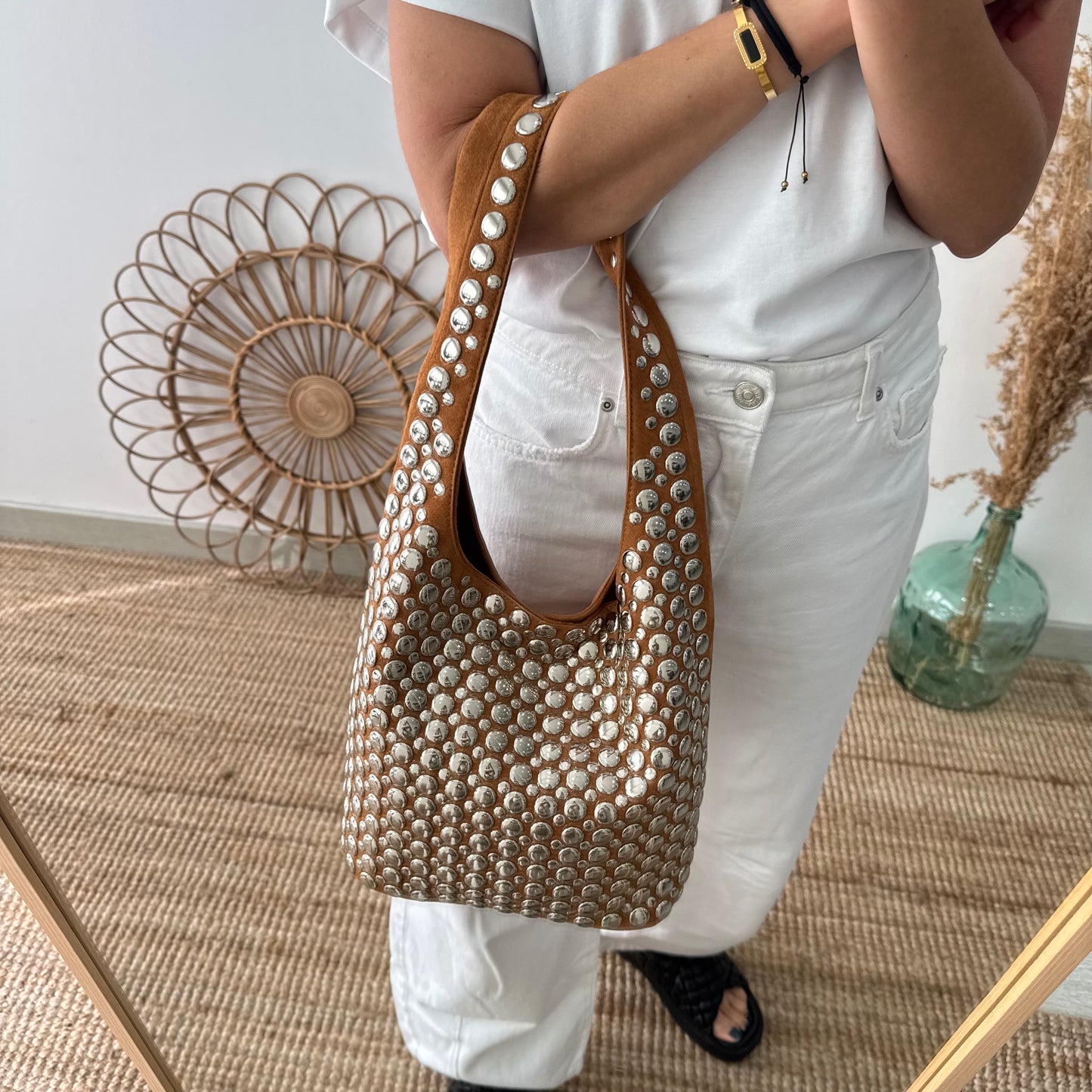 Bolso hobo camel con tachuelas plateadas