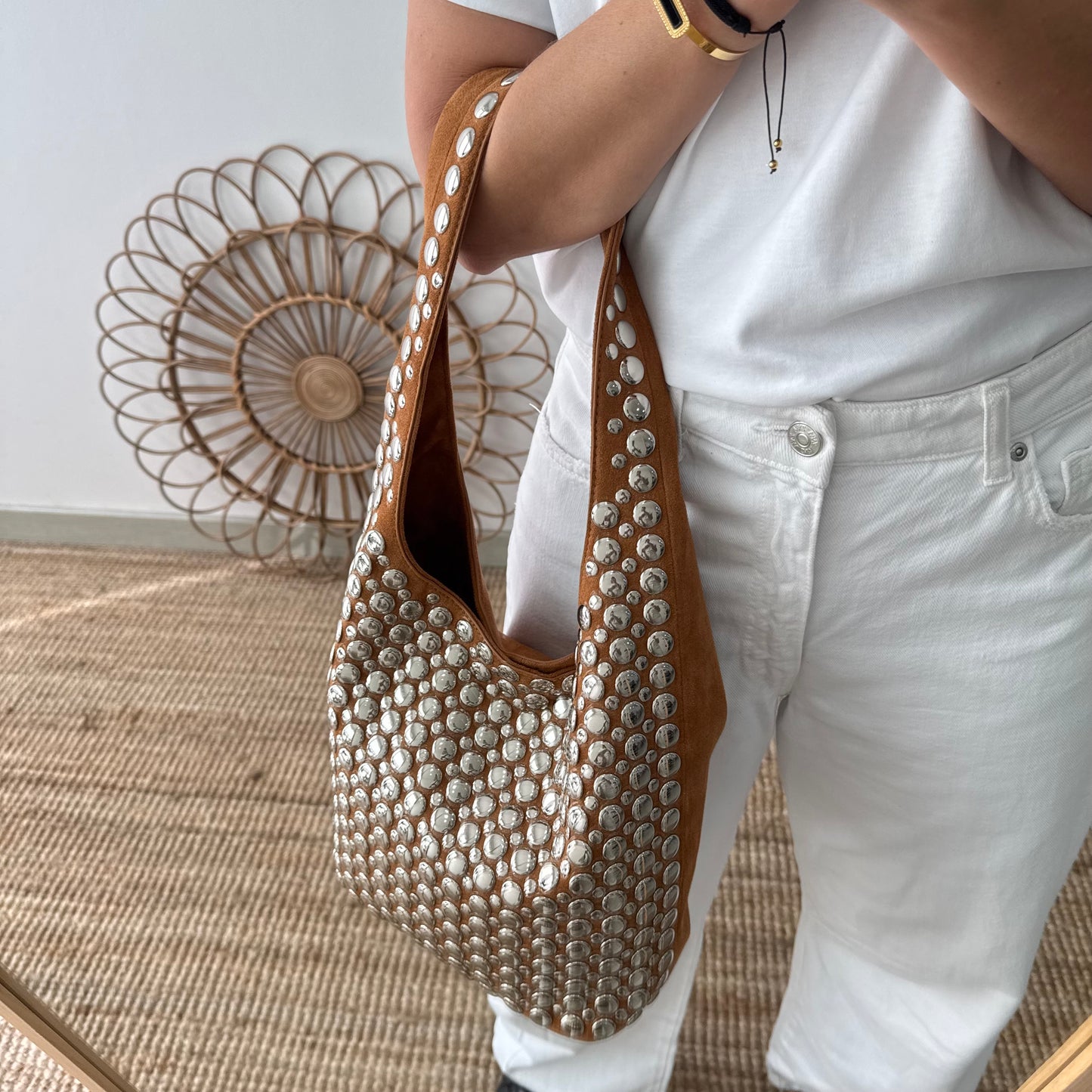Bolso hobo camel con tachuelas plateadas