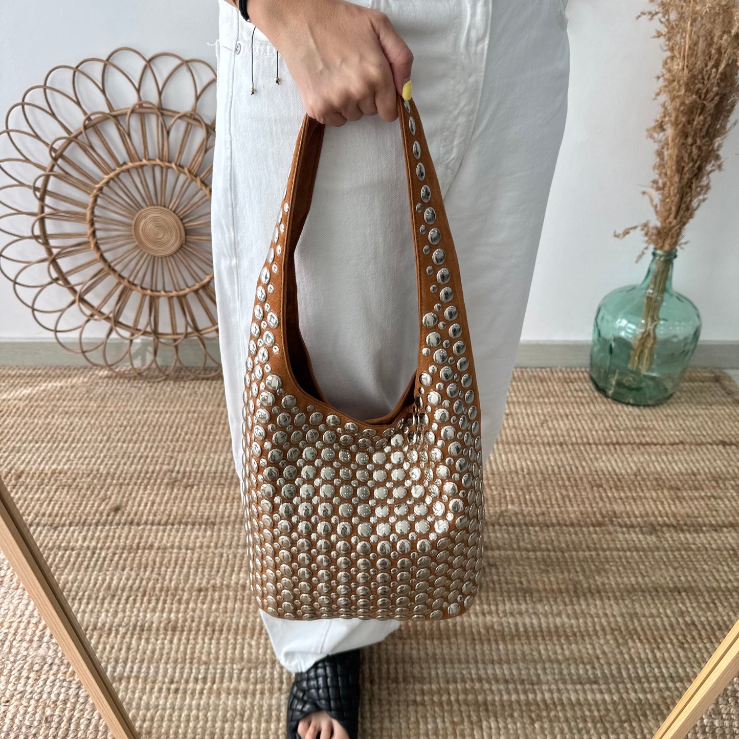 Bolso hobo camel con tachuelas plateadas