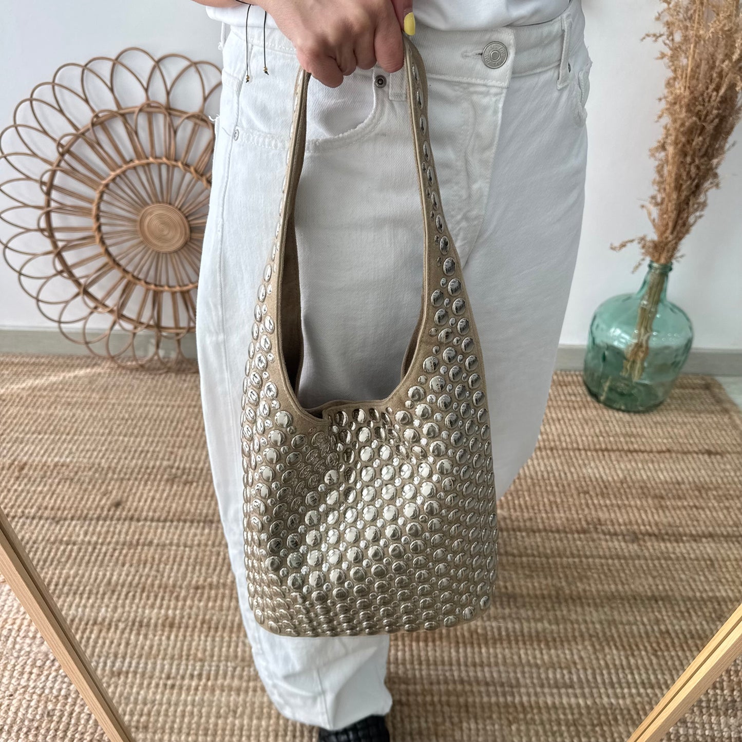 Bolso hobo beige con tachuelas plateadas