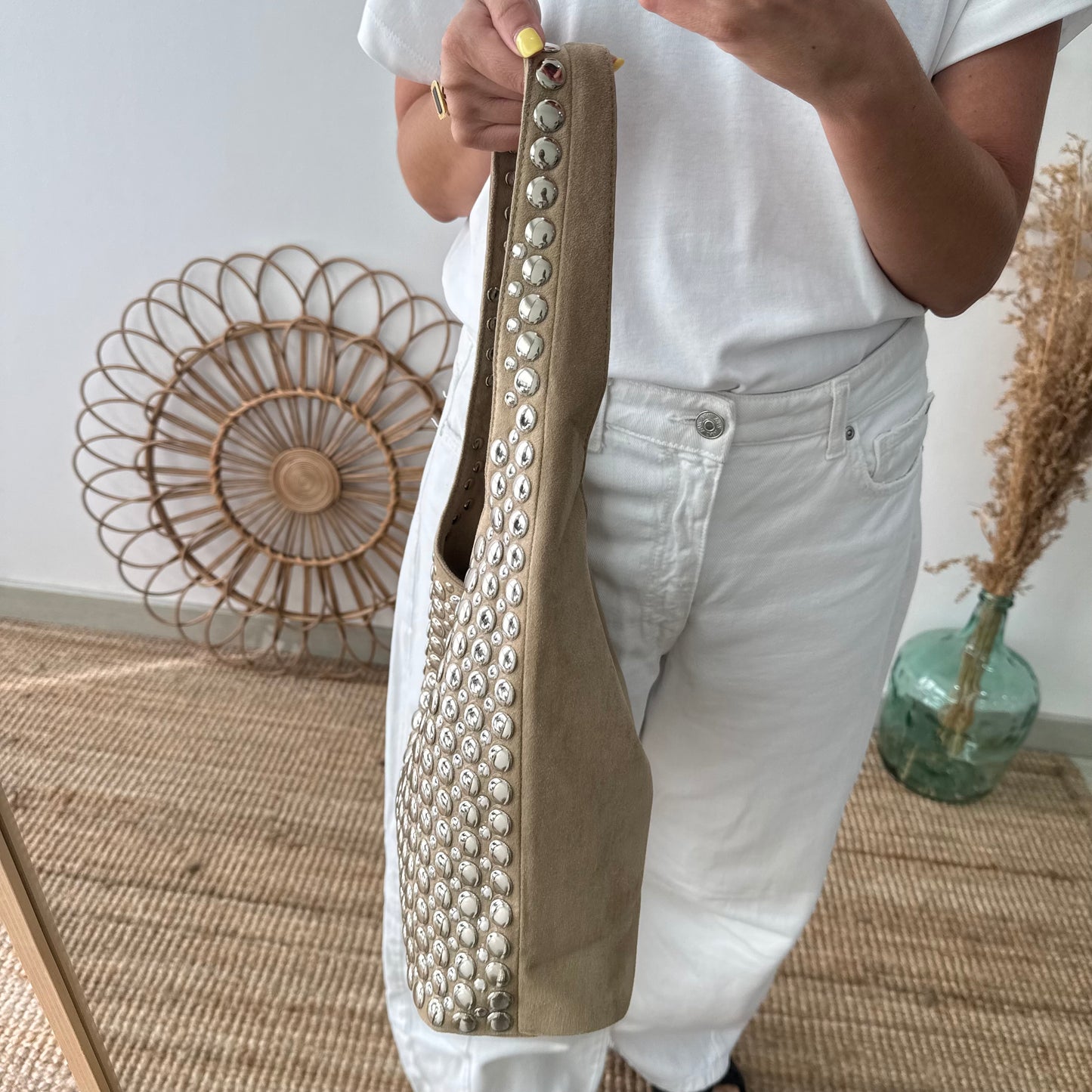 Bolso hobo beige con tachuelas plateadas