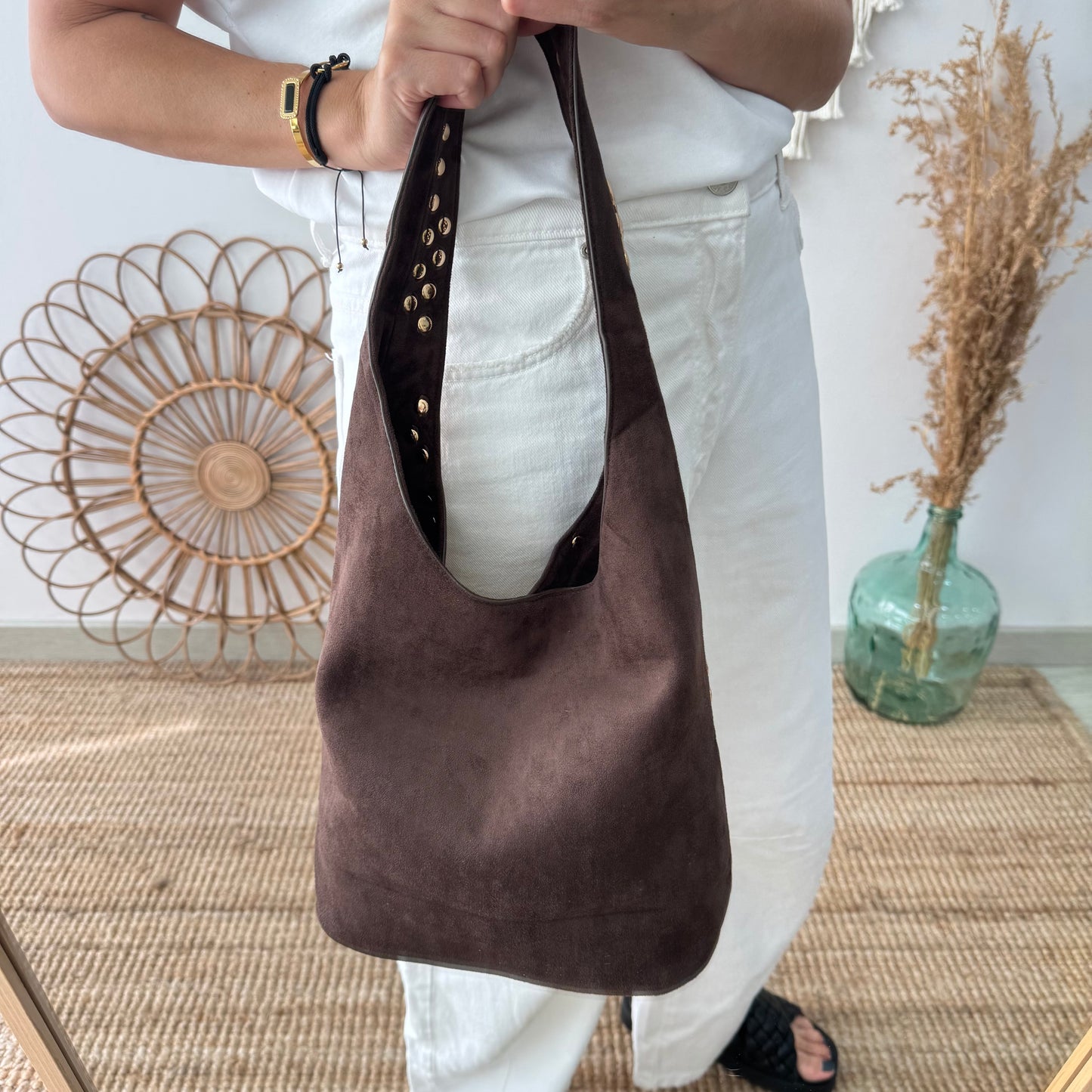 Bolso hobo marrón con tachuelas doradas