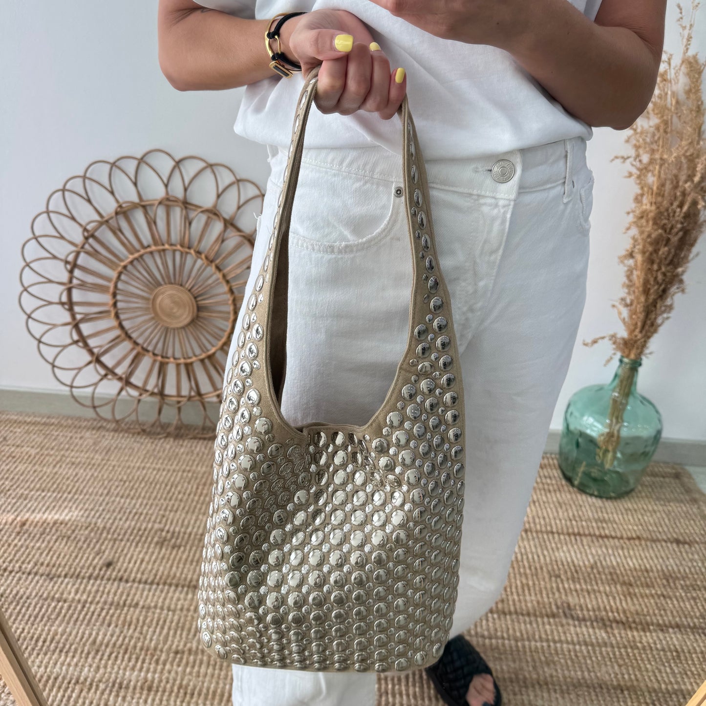 Bolso hobo beige con tachuelas plateadas