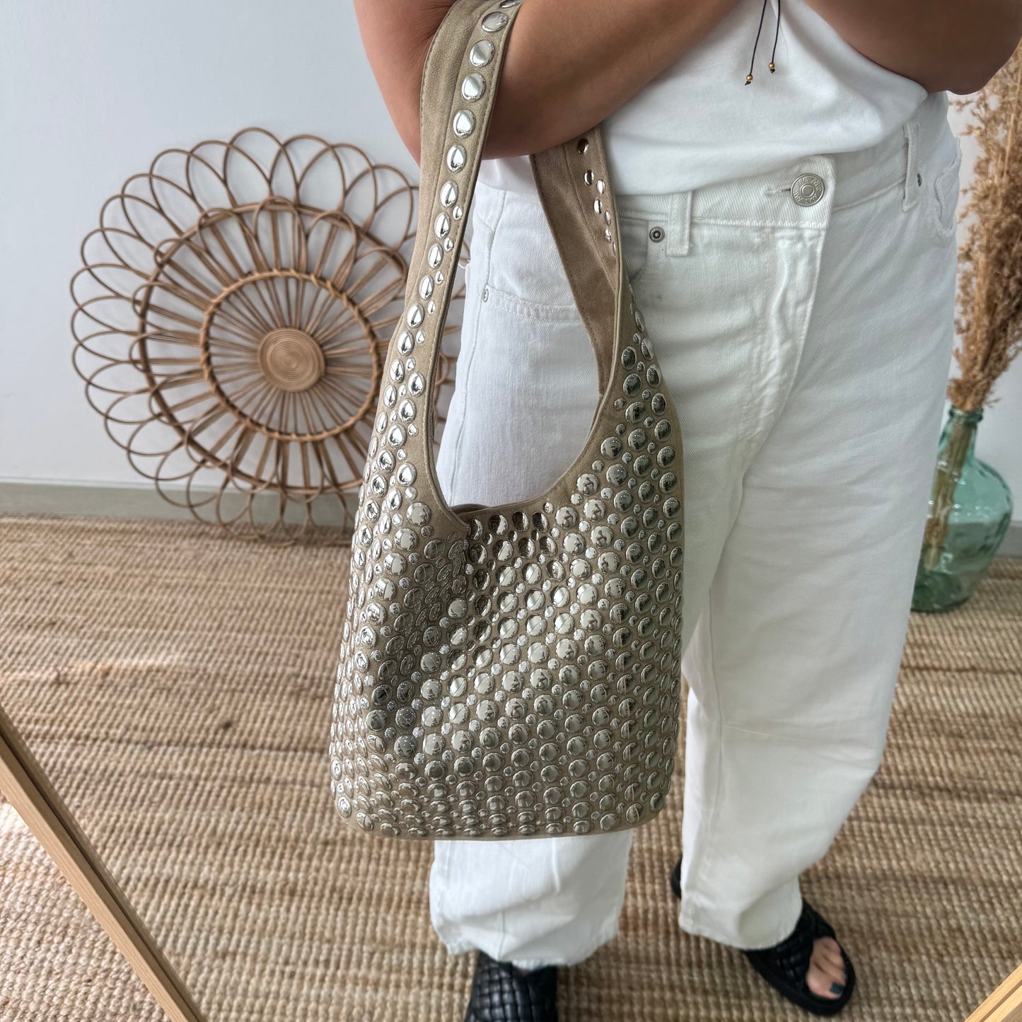 Bolso hobo beige con tachuelas plateadas