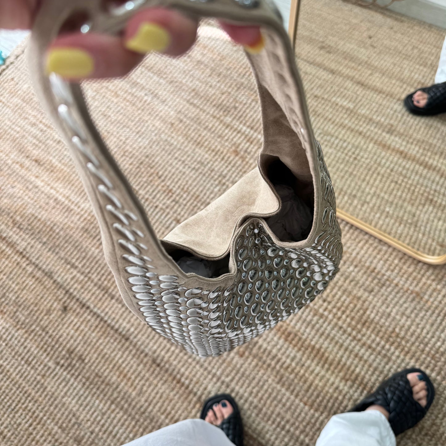 Bolso hobo beige con tachuelas plateadas