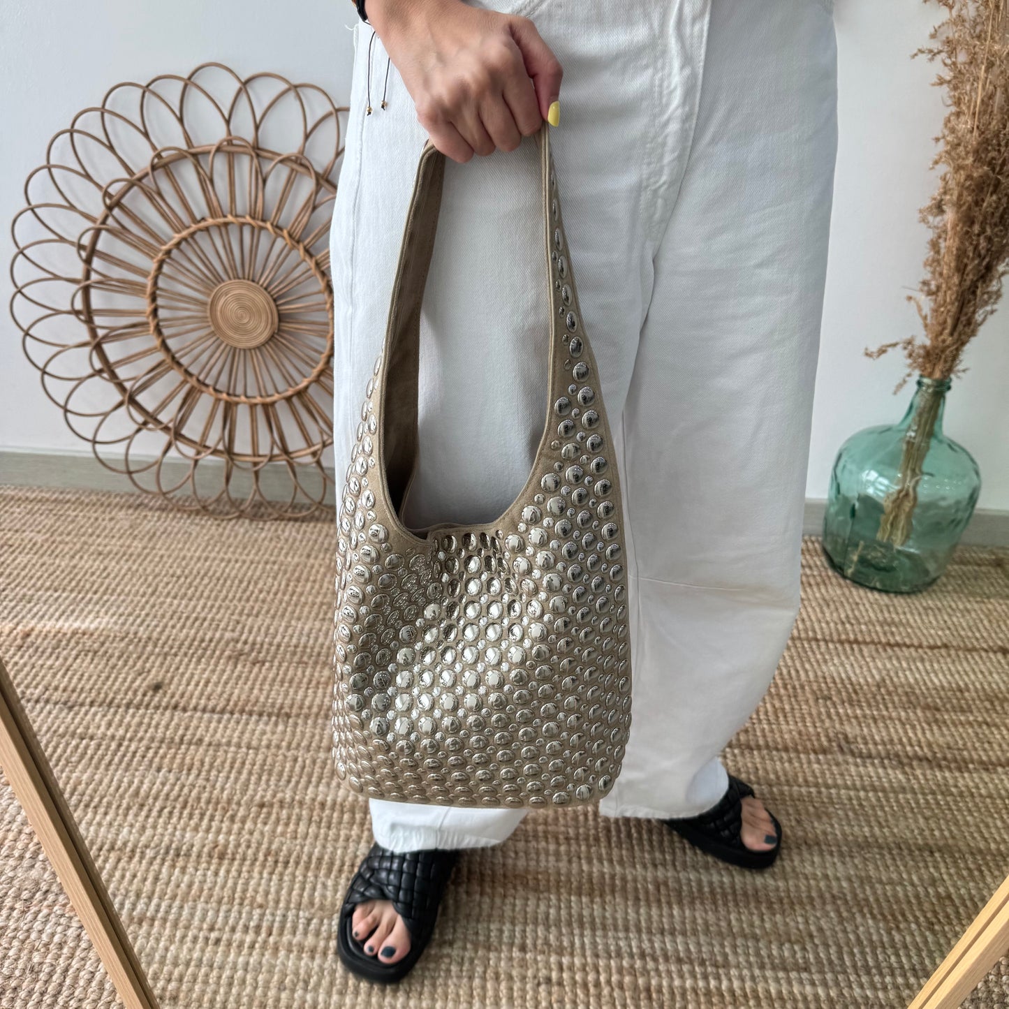 Bolso hobo beige con tachuelas plateadas