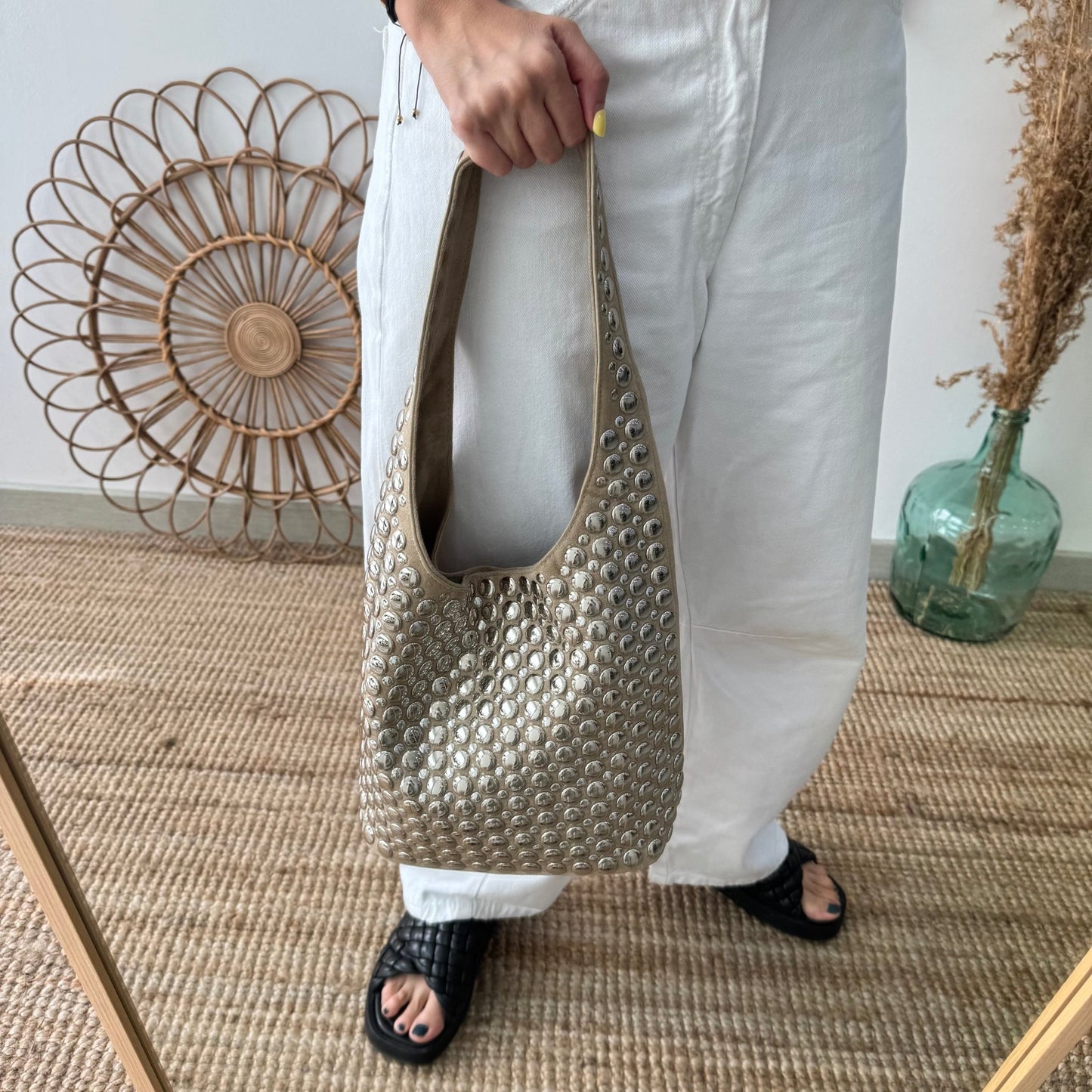 Bolso hobo beige con tachuelas plateadas - Bubbleshopbcn