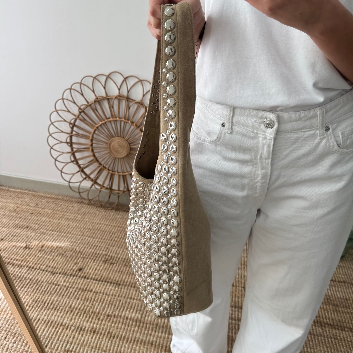Bolso hobo beige con tachuelas plateadas