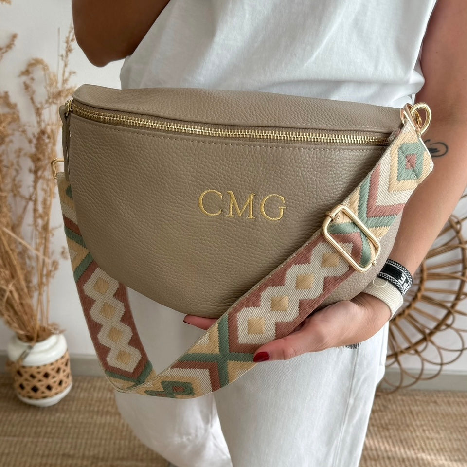 Riñonera/bandolera grande piel taupe/oro iniciales bordadas