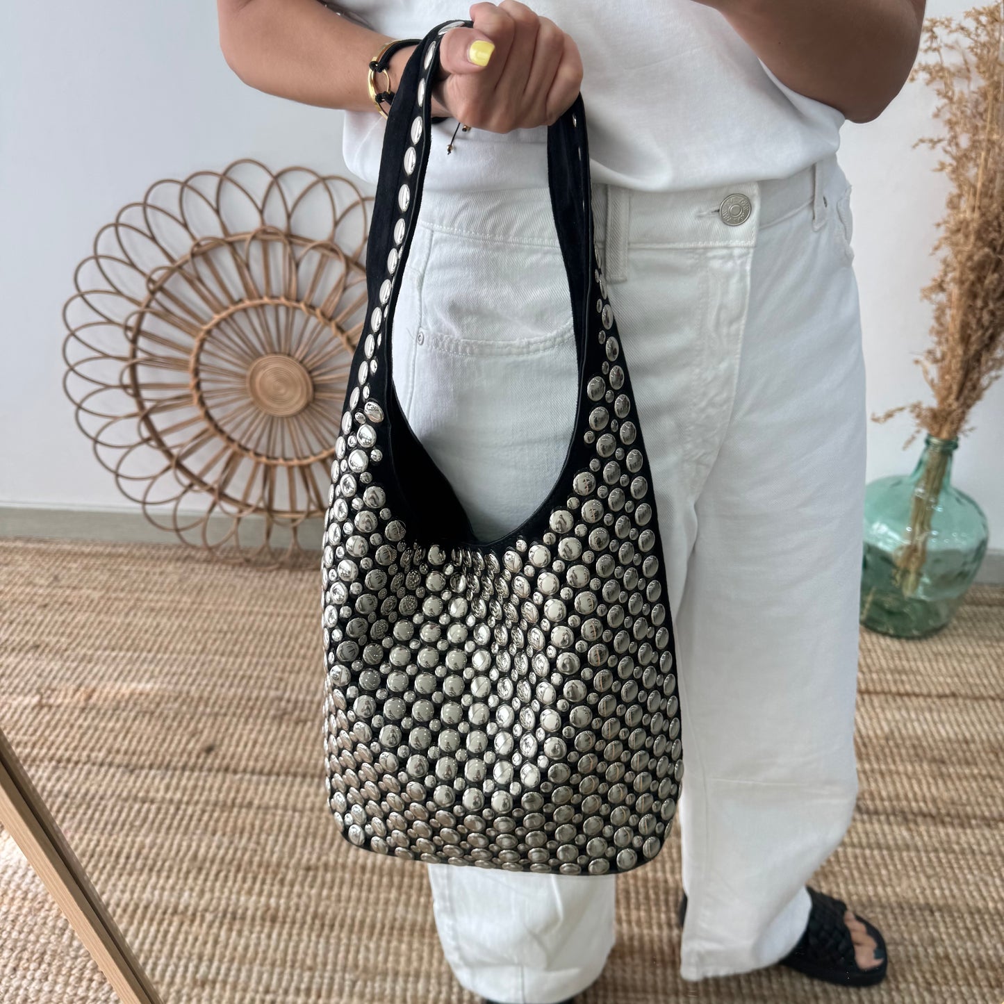 Bolso hobo negro con tachuelas plateadas