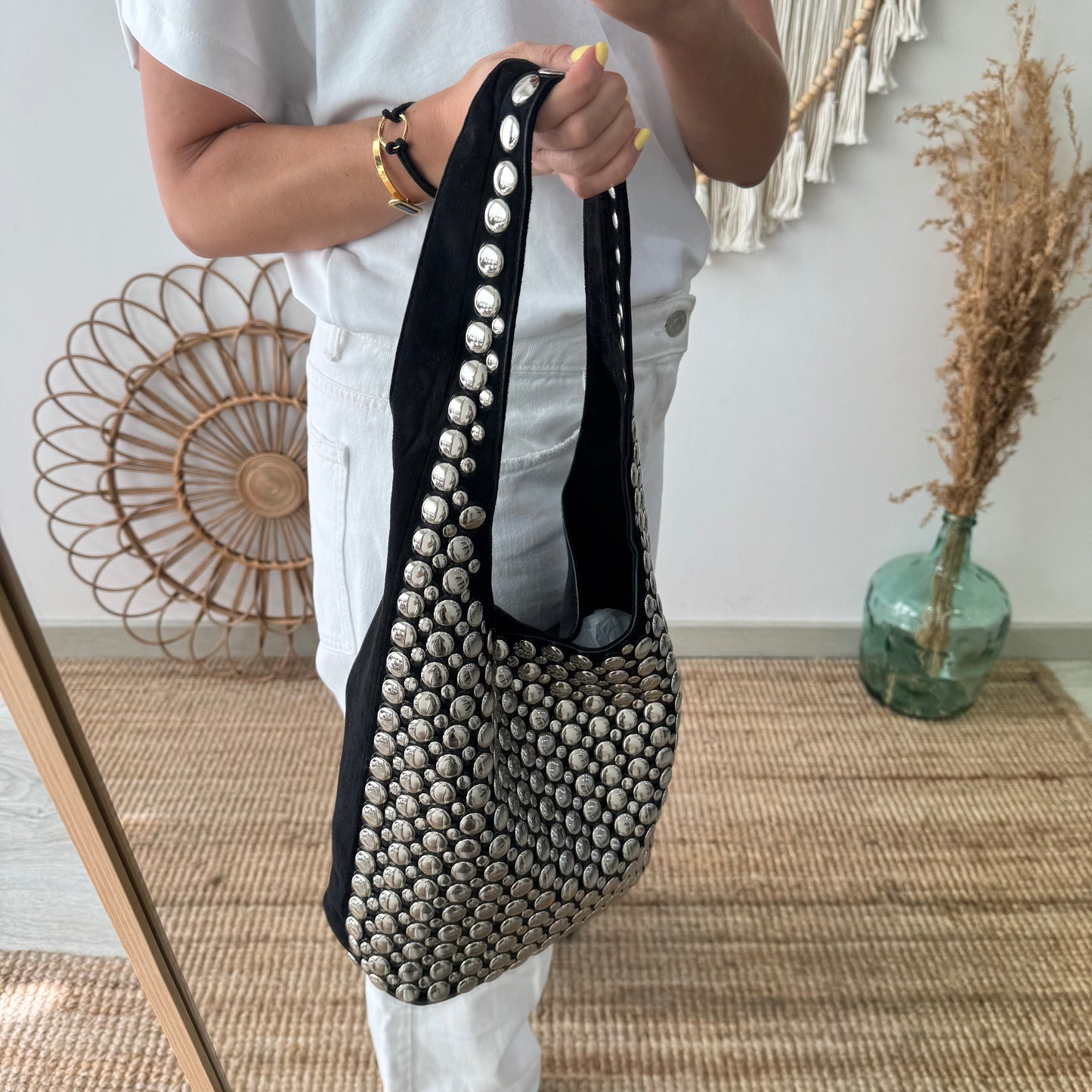 Bolso hobo negro con tachuelas plateadas